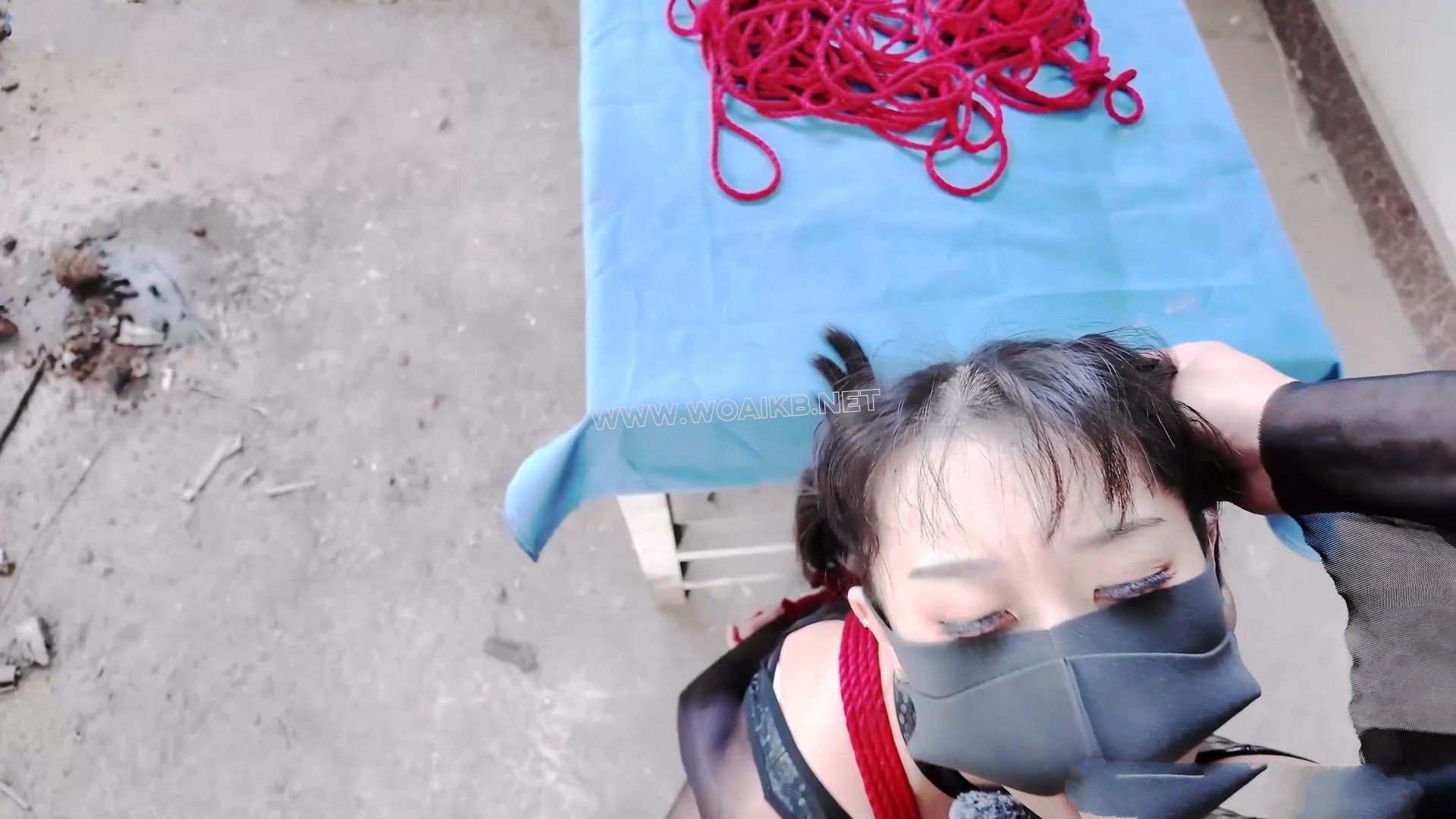 loli女战士2下 HD横屏 女战士 双马尾 连体黑丝 百合调教 女虐女 野外放置 羞耻开脚 预览图