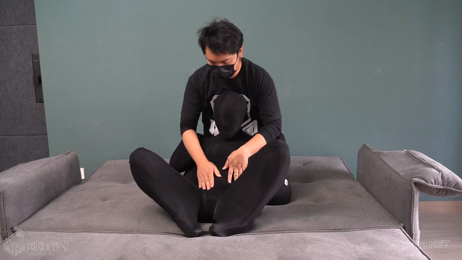 全包紧身衣+皮革拘束衣+全包K9丝袜 超多层的闷绝拘束 预览图