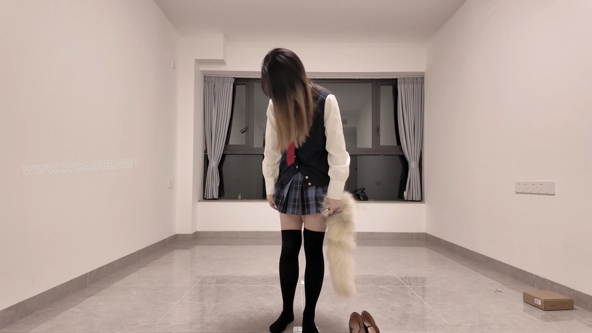 惩罚黑长直jk优等生少女佩戴尾巴捆绑露出后被男人抛弃在路边 预览图