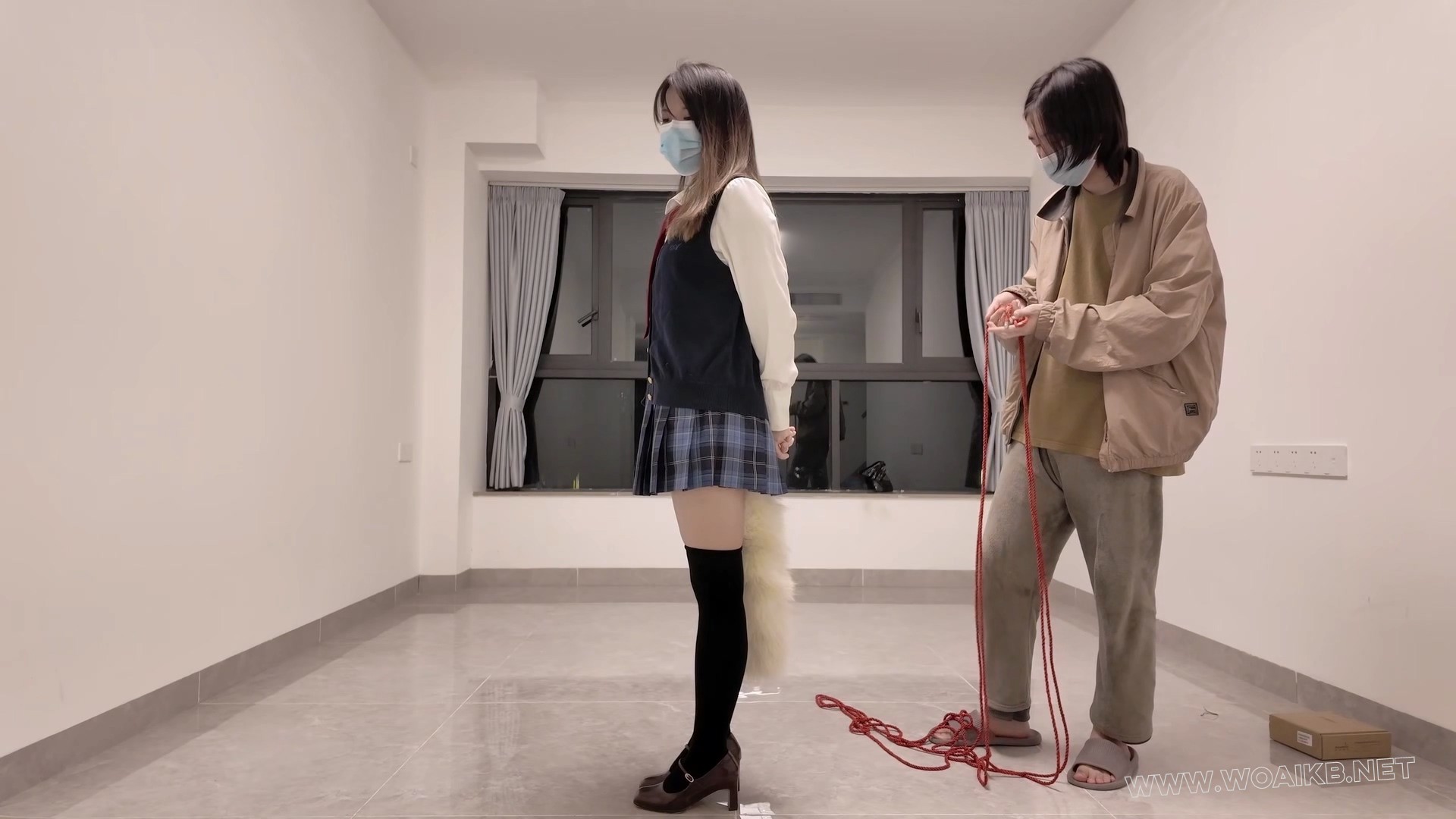 惩罚黑长直jk优等生少女佩戴尾巴捆绑露出后被男人抛弃在路边 预览图