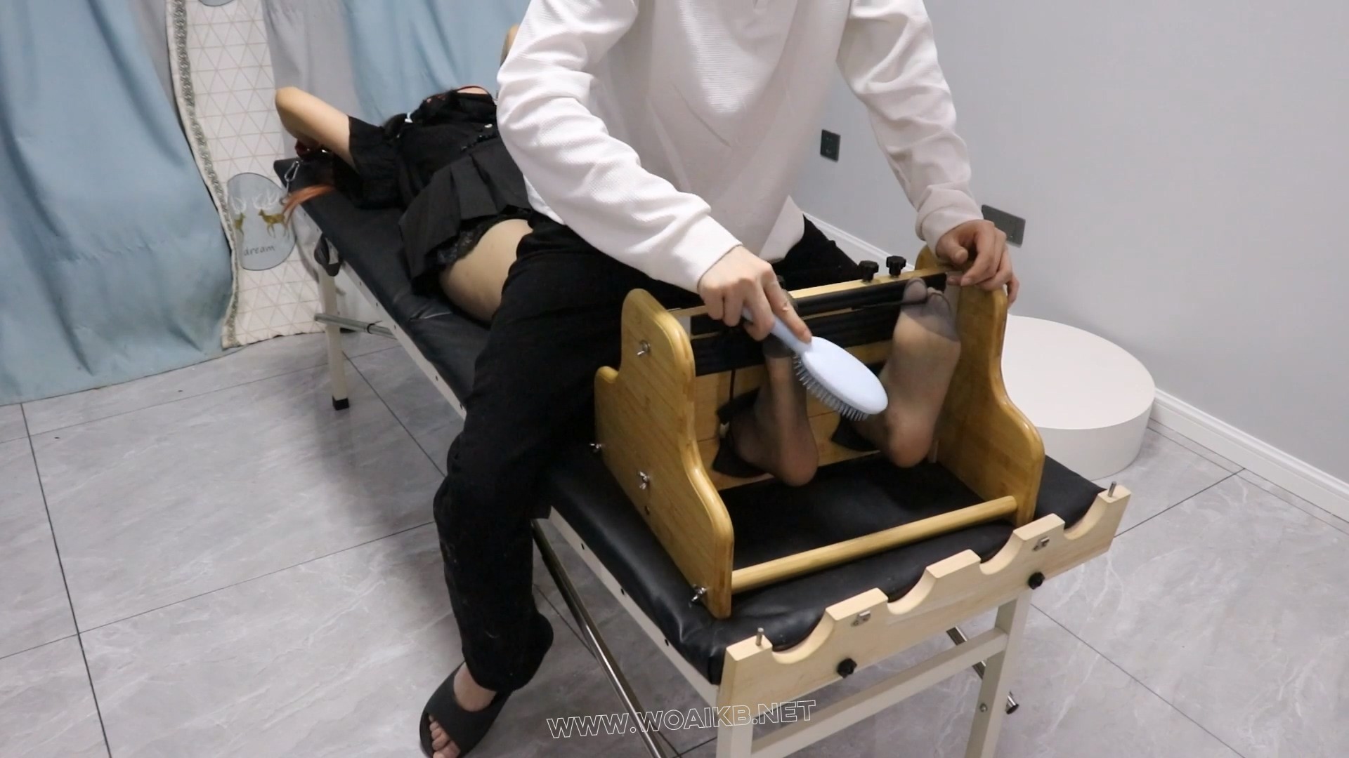 刑床驾驶员5-地雷系萌妹痒刑专场！肉丝+黑丝一次满足~双足枷~还是全身TK哦 预览图