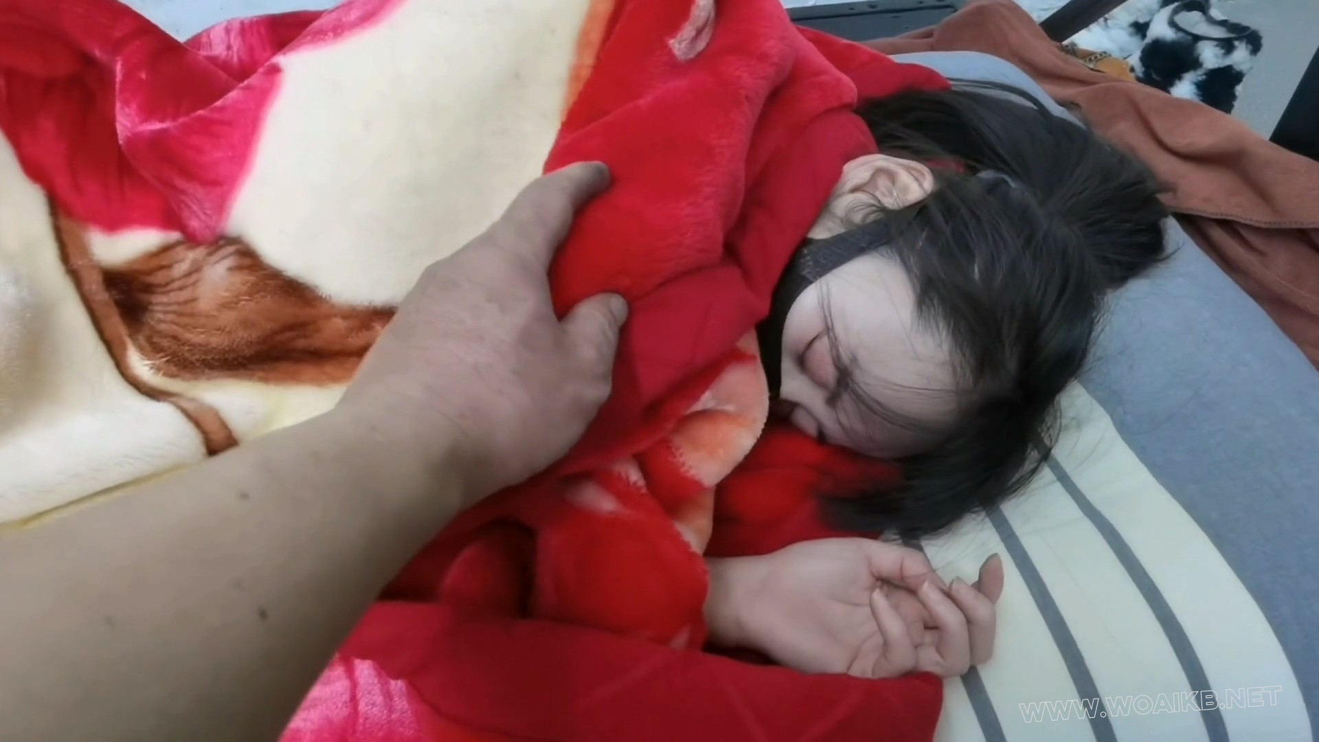 铁笼禁锢女无赖,强制G潮后,把灯拉灭后让女无赖幔慢挣扎去吧,是死是活听天由命吧 预览图