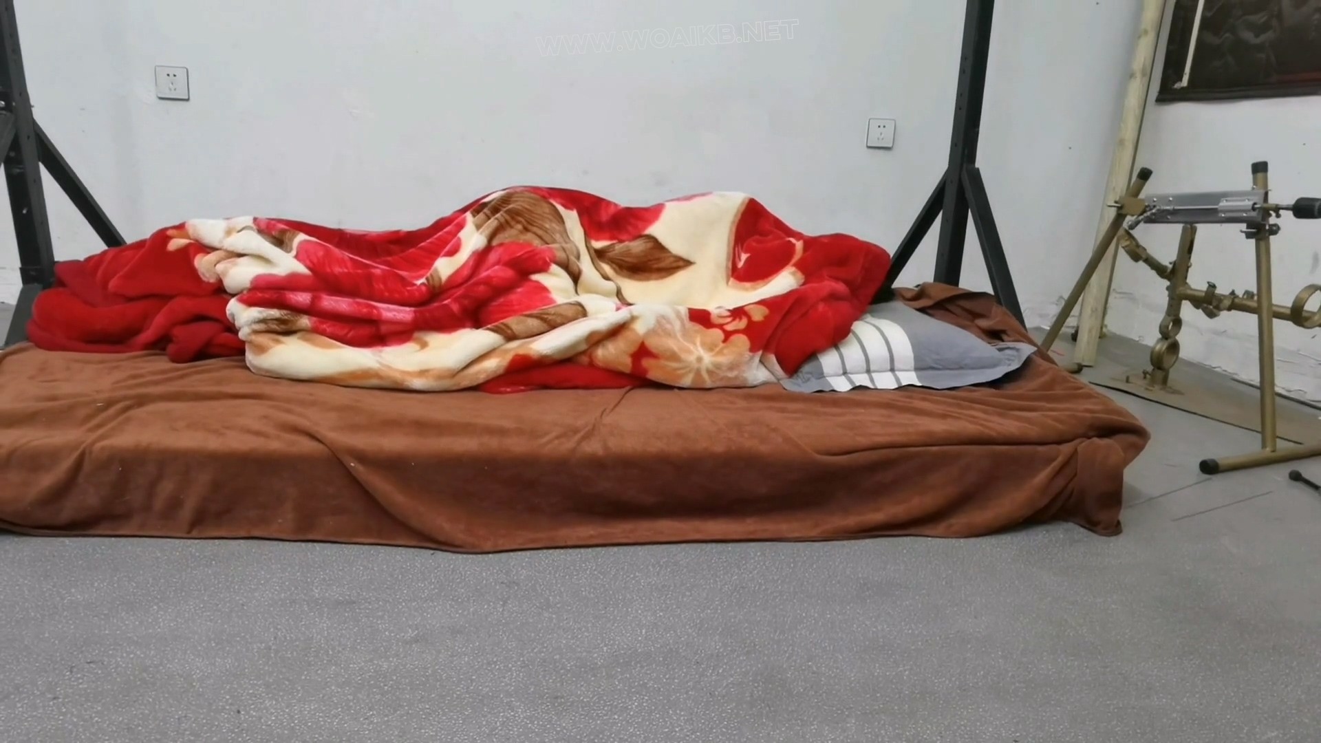 铁笼禁锢女无赖,强制G潮后,把灯拉灭后让女无赖幔慢挣扎去吧,是死是活听天由命吧 封面图