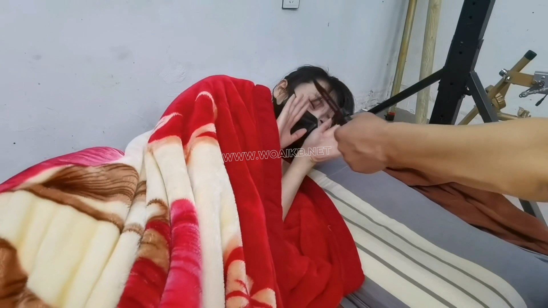 铁笼禁锢女无赖,强制G潮后,把灯拉灭后让女无赖幔慢挣扎去吧,是死是活听天由命吧 预览图