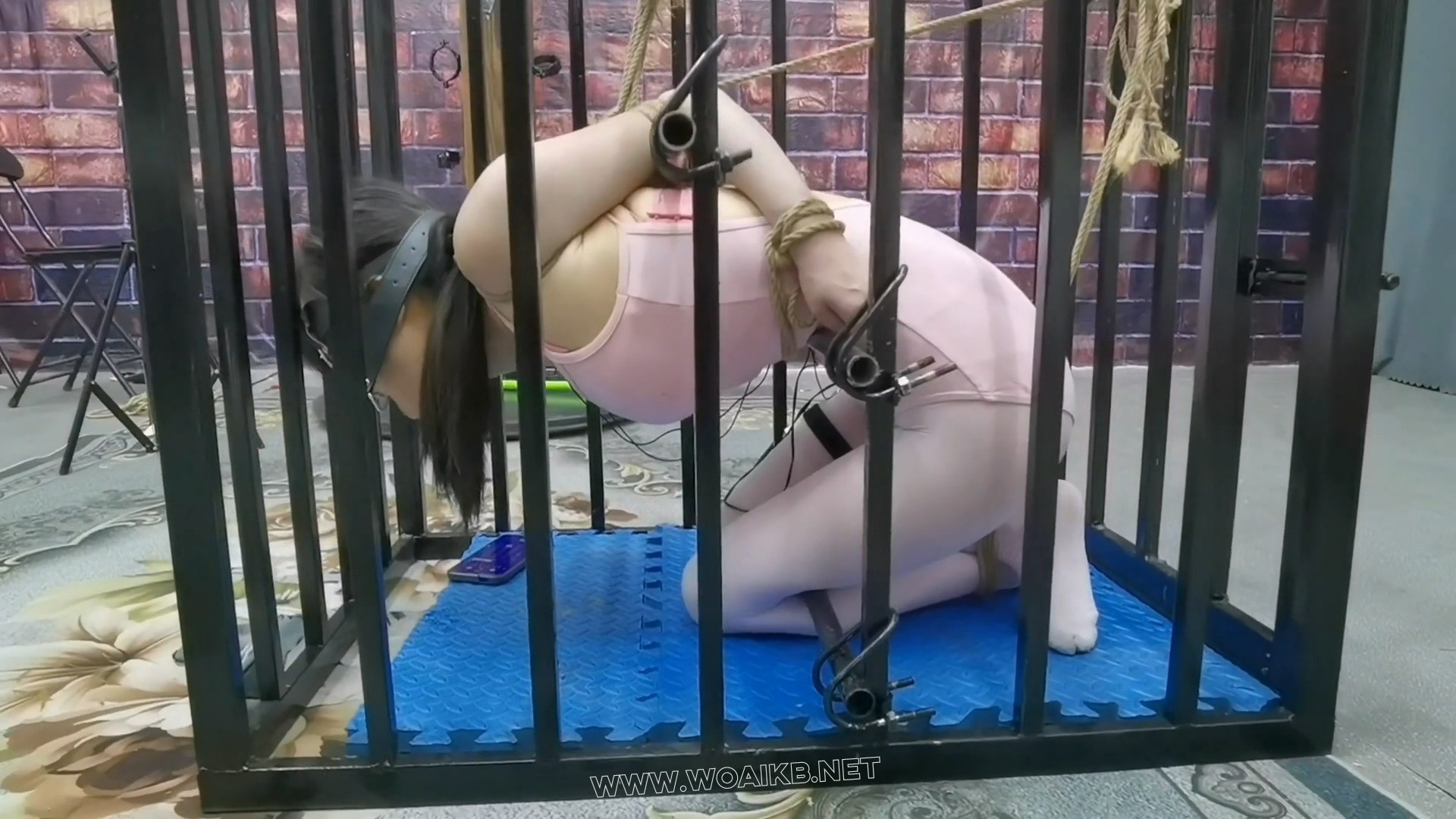铁笼禁锢女无赖,强制G潮后,把灯拉灭后让女无赖幔慢挣扎去吧,是死是活听天由命吧 预览图