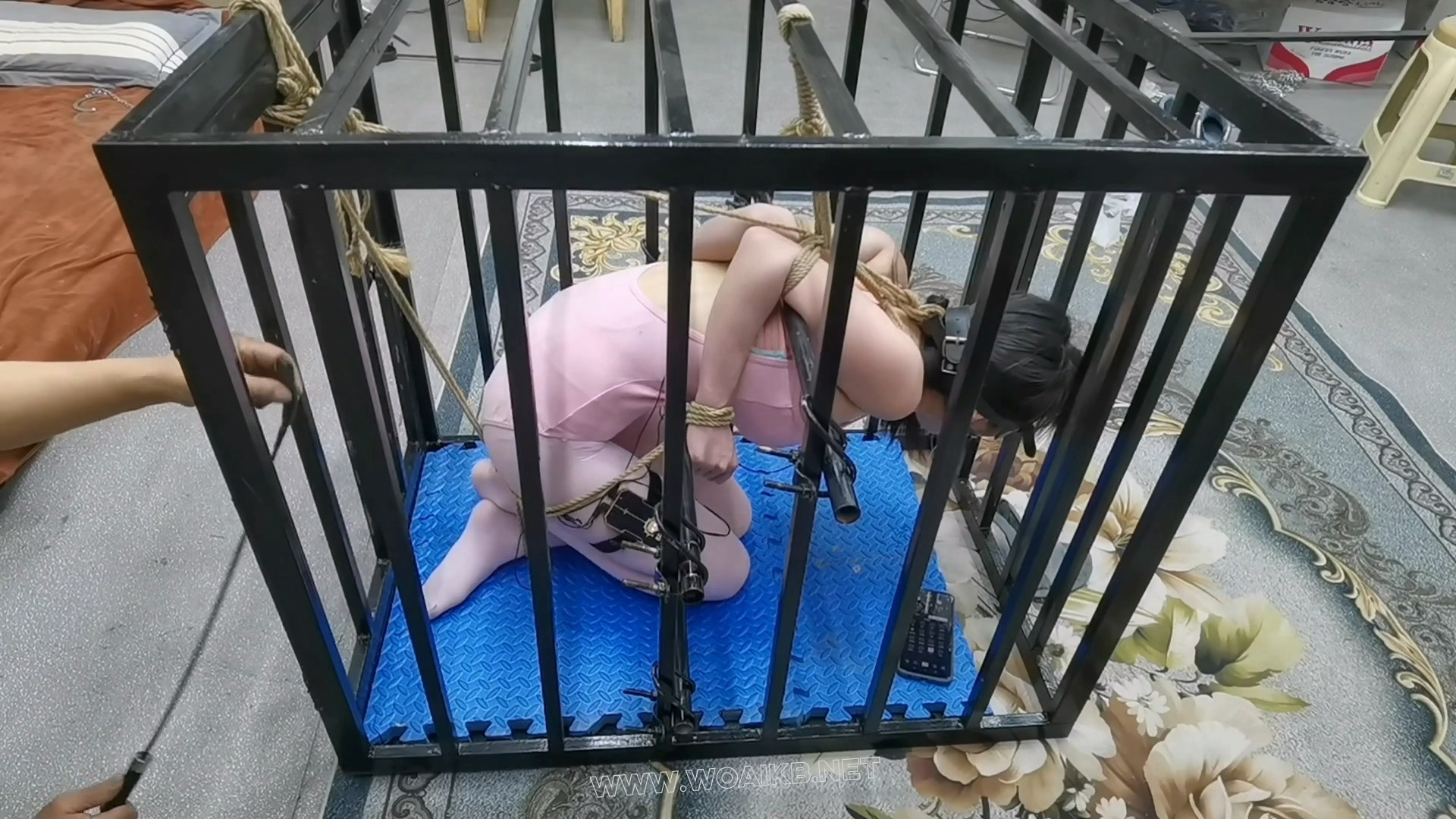 铁笼禁锢女无赖,强制G潮后,把灯拉灭后让女无赖幔慢挣扎去吧,是死是活听天由命吧 预览图