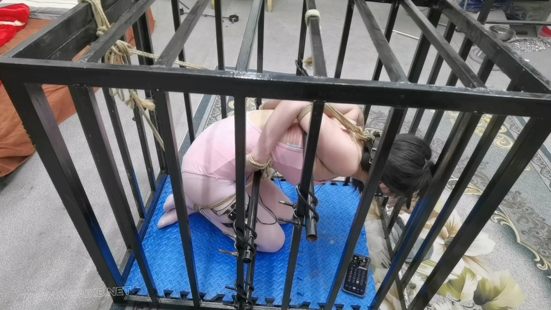 铁笼禁锢女无赖,强制G潮后,把灯拉灭后让女无赖幔慢挣扎去吧,是死是活听天由命吧 预览图