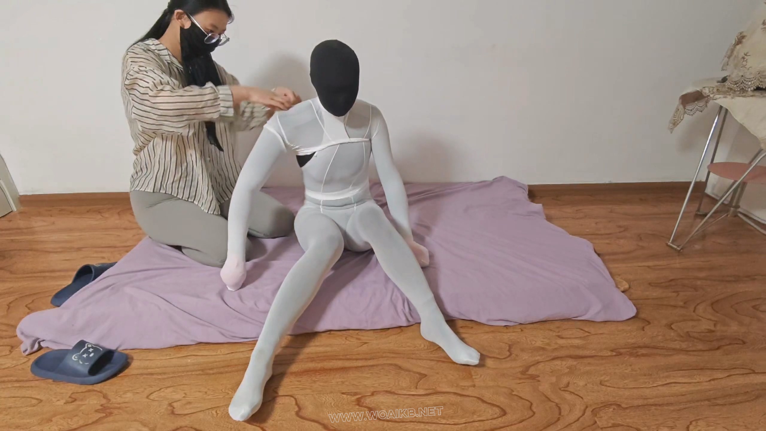 女女白色丝袜全包木乃伊，皮革头套，kig热缩袋，多层热缩袋，捆绑玩弄息窒 预览图
