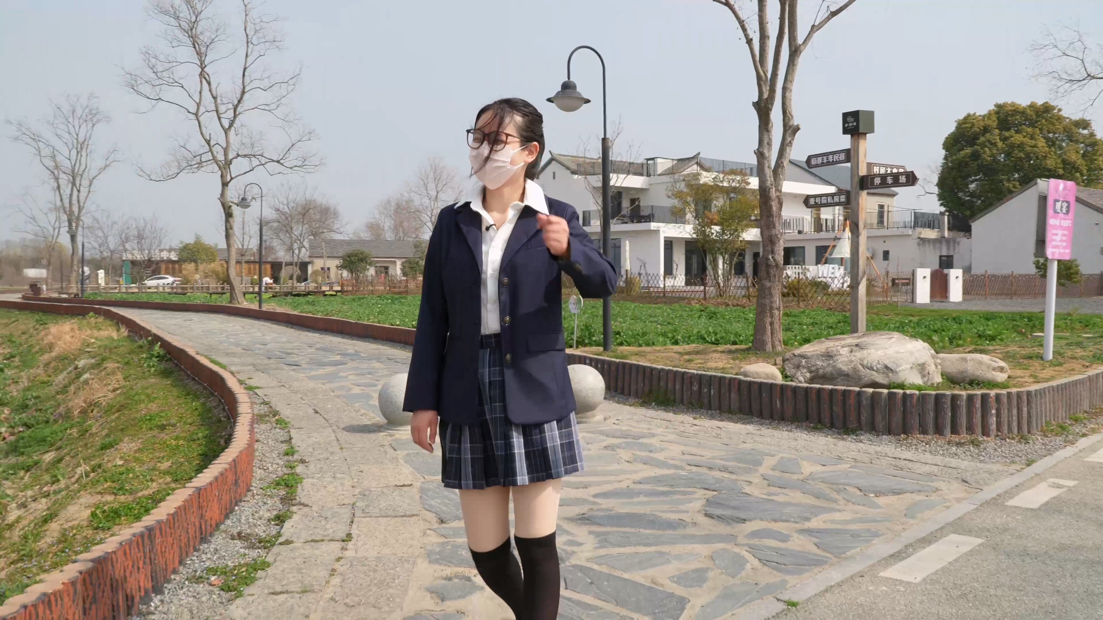 羞死人的一次户外：JK+肛塞尾巴+TD景区人前游玩小卖部购物 预览图
