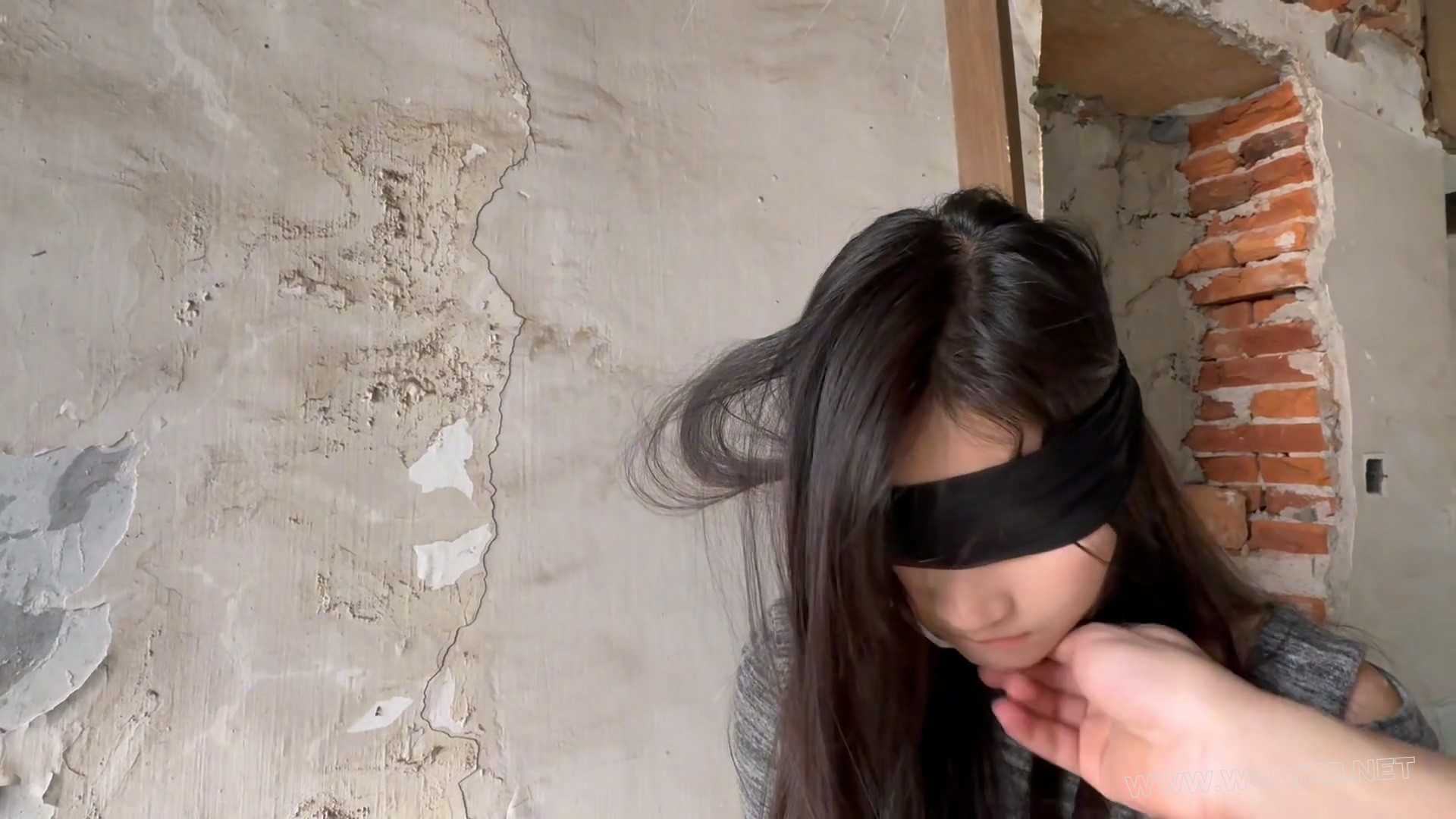 变态户外废墟尾随迷晕肉丝玩脚揉胸！ 罪恶尾随(4) 预览图