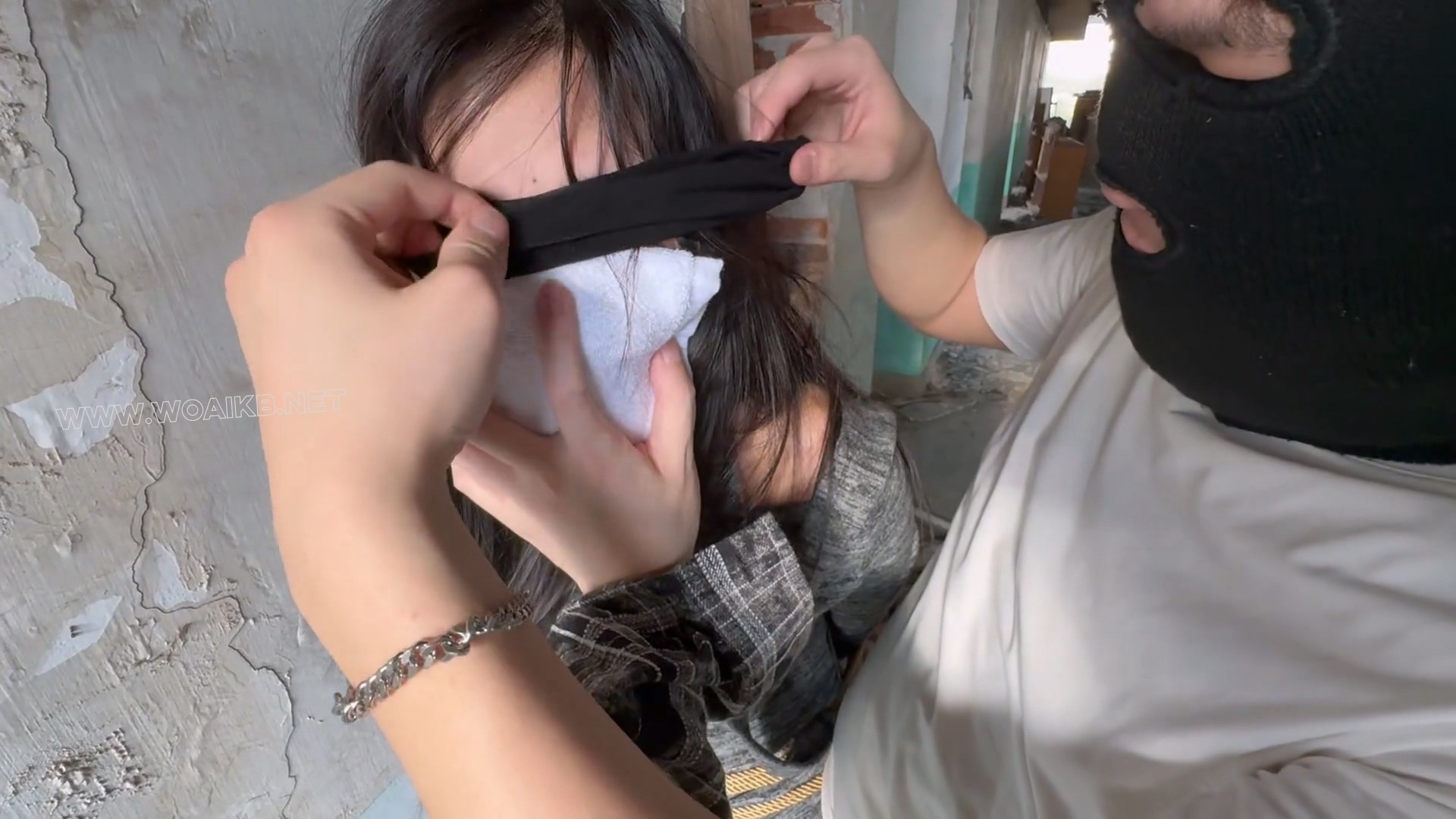 变态户外废墟尾随迷晕肉丝玩脚揉胸！ 罪恶尾随(4) 预览图