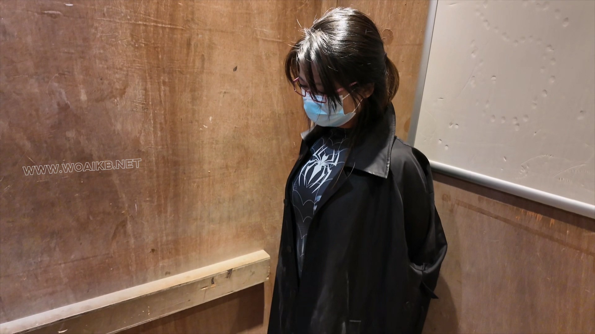 被捆绑的蜘蛛紧身美人在马路边玩玩具露出 预览图