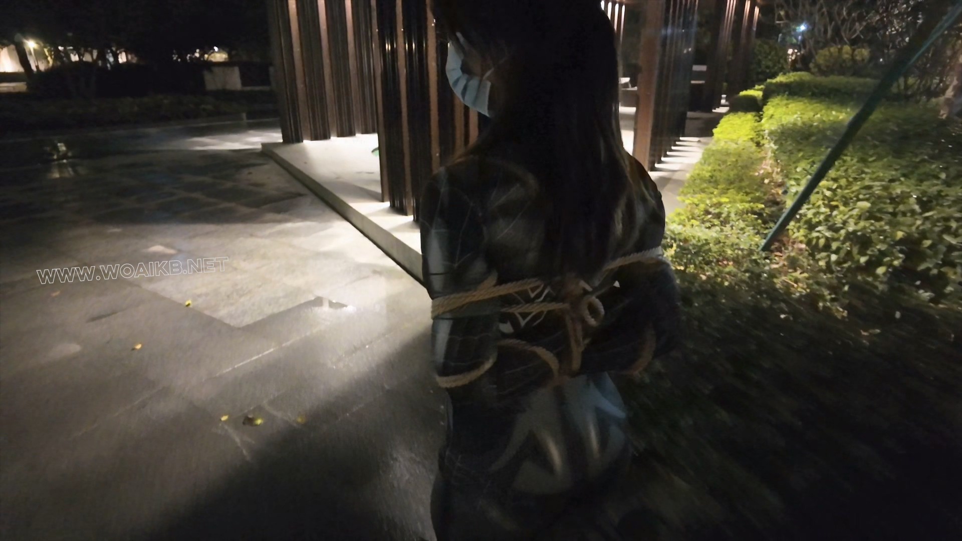 被捆绑的蜘蛛紧身美人在马路边玩玩具露出 预览图
