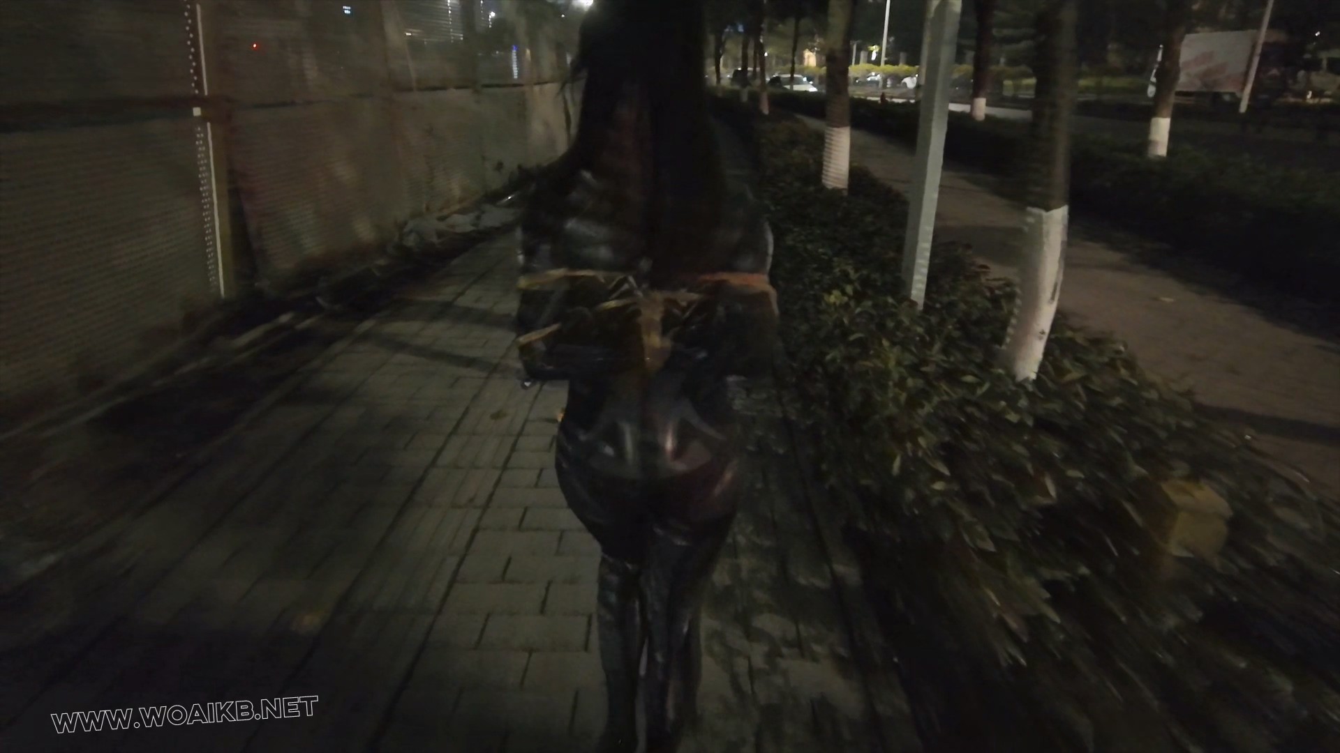 被捆绑的蜘蛛紧身美人在马路边玩玩具露出 预览图