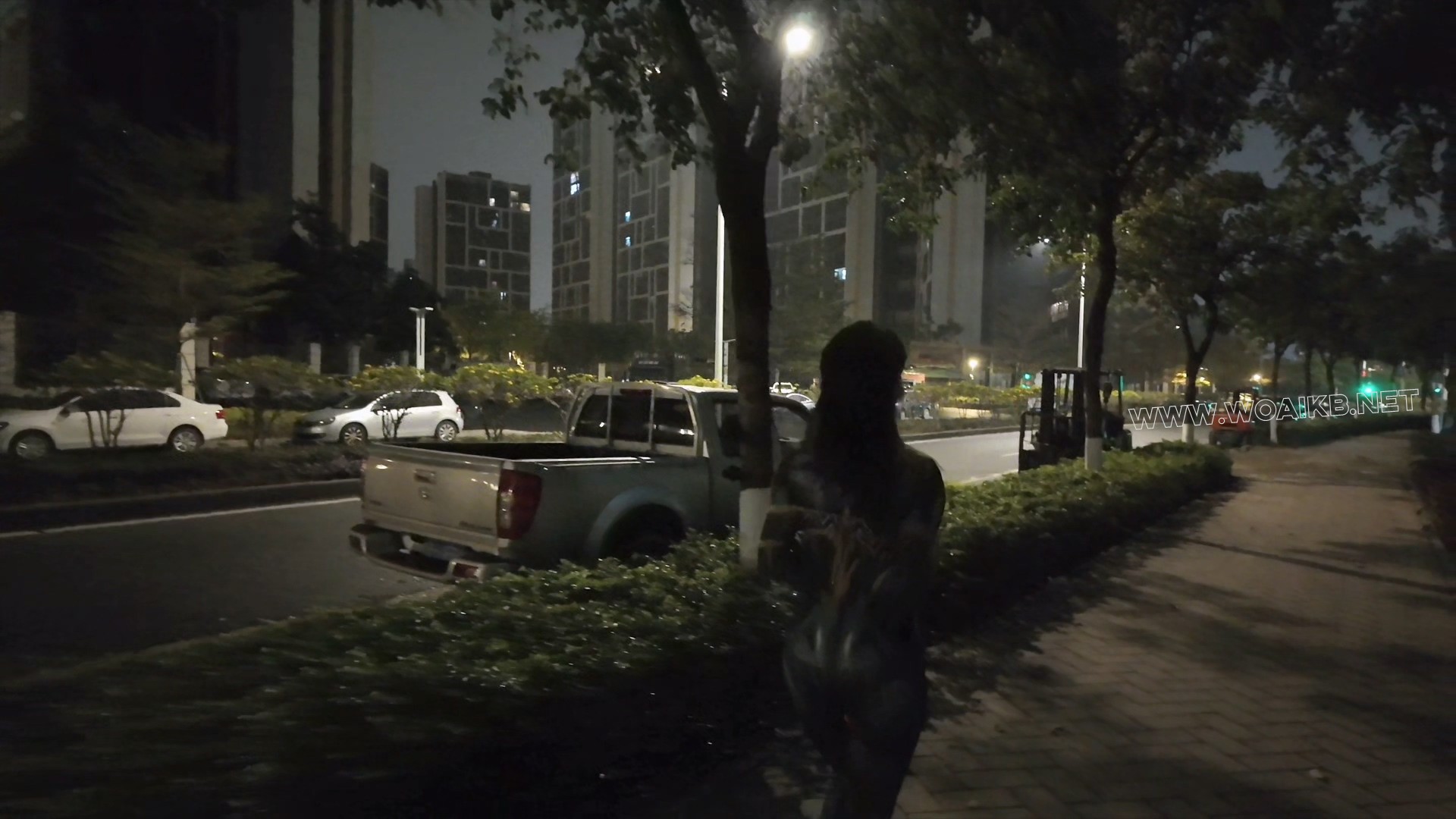 被捆绑的蜘蛛紧身美人在马路边玩玩具露出 预览图