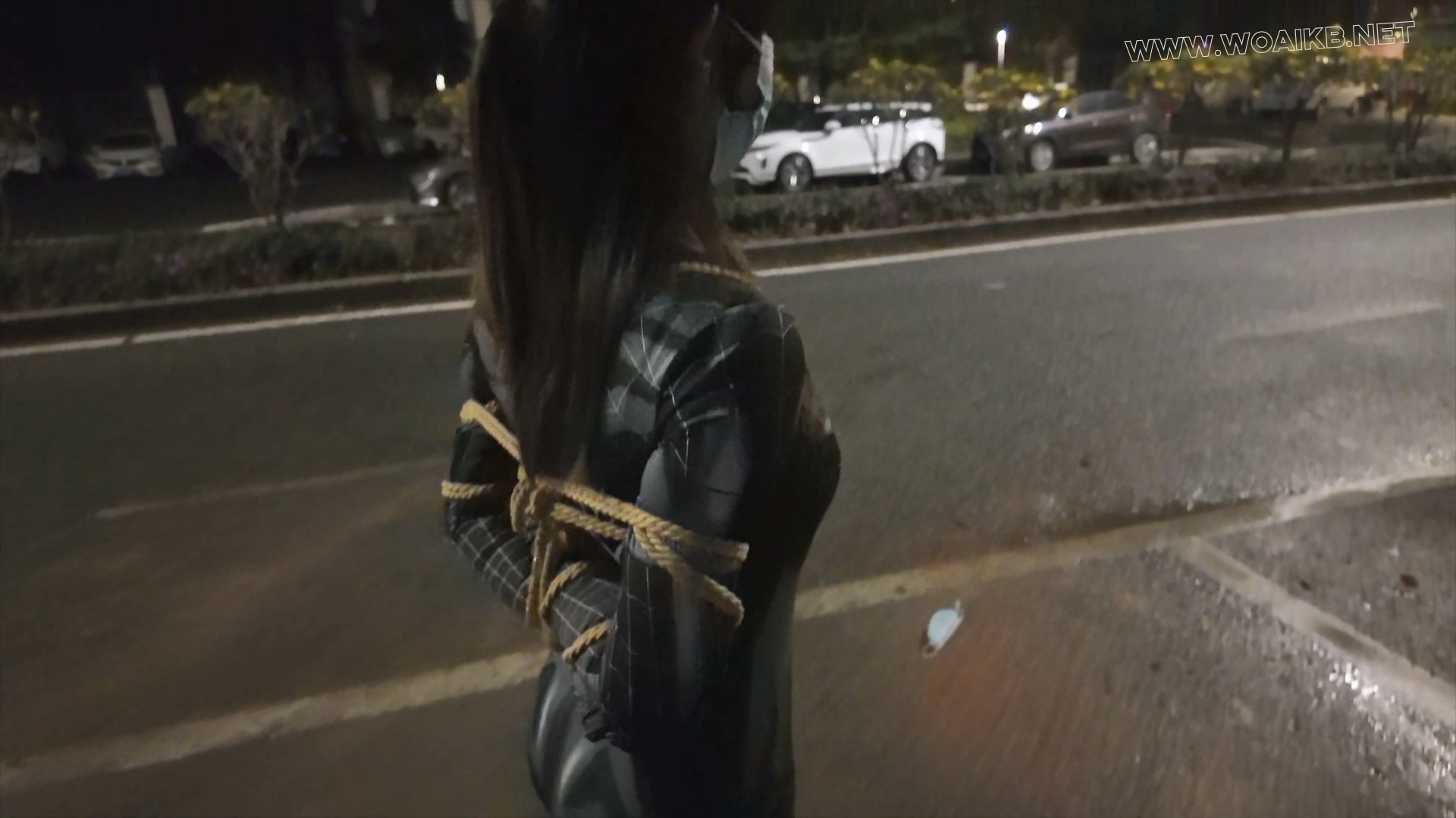 被捆绑的蜘蛛紧身美人在马路边玩玩具露出 预览图