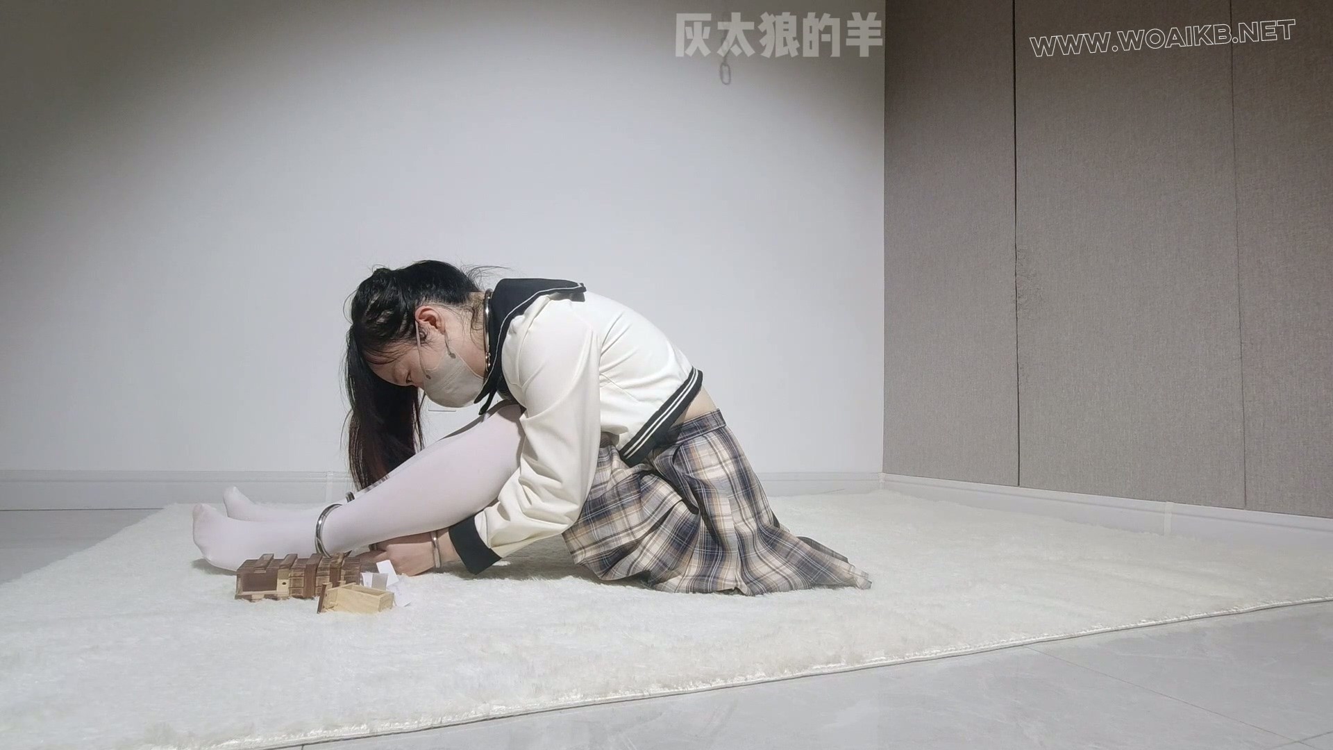 莎莎密室逃脱接连失败，惩罚（镣铐+TK+指压板）不断升级 预览图