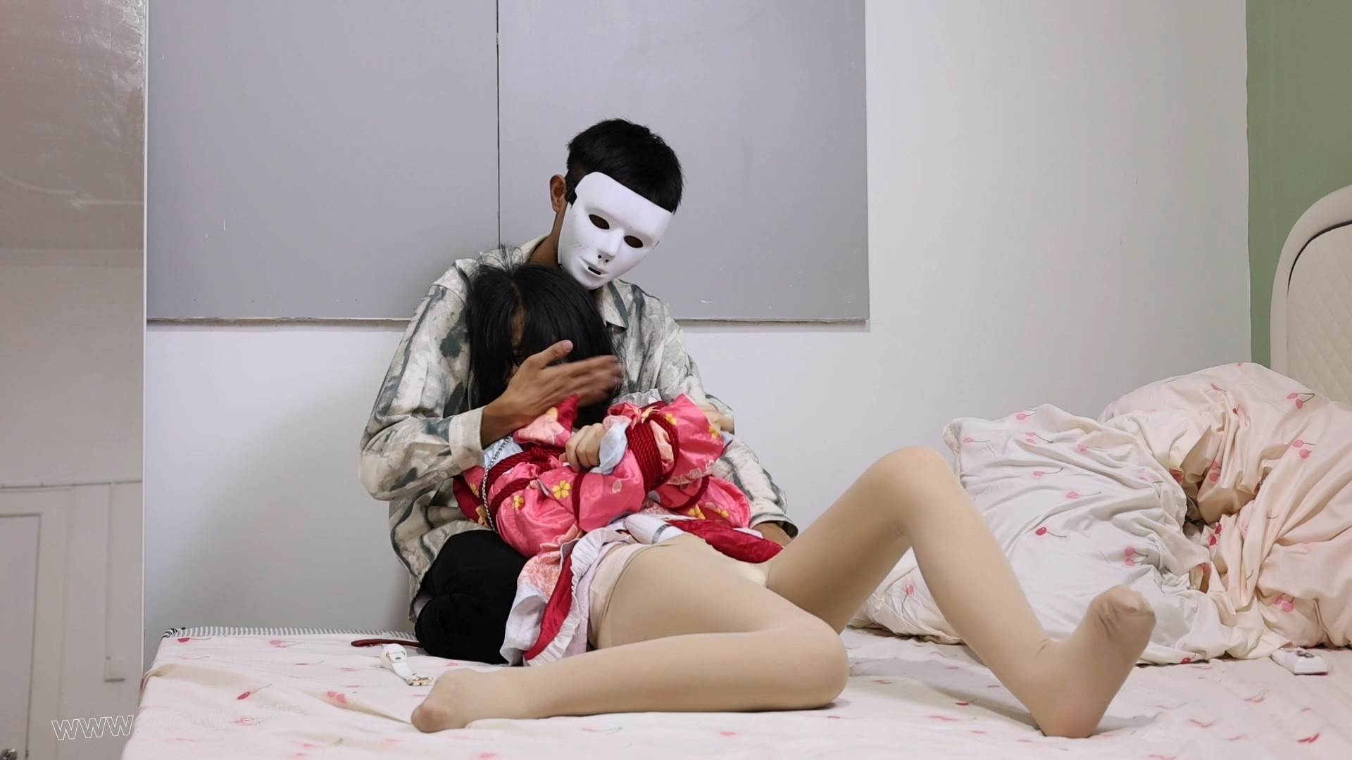 小清妹子穿上cos服五河琴里，接受震动棒跳蛋玩弄。 预览图