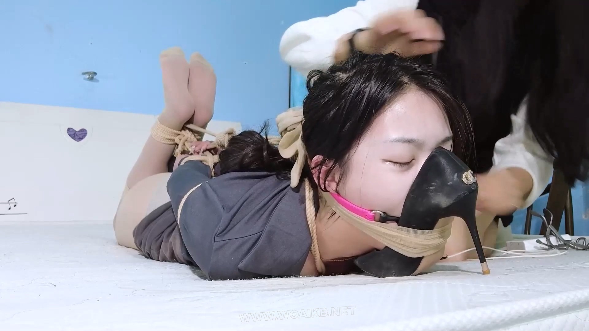 正妻给小三的下马威！驷马绑的嗷嗷叫！抽打踩脸棒棒羞辱！口球开口器折磨！强迫闻 预览图