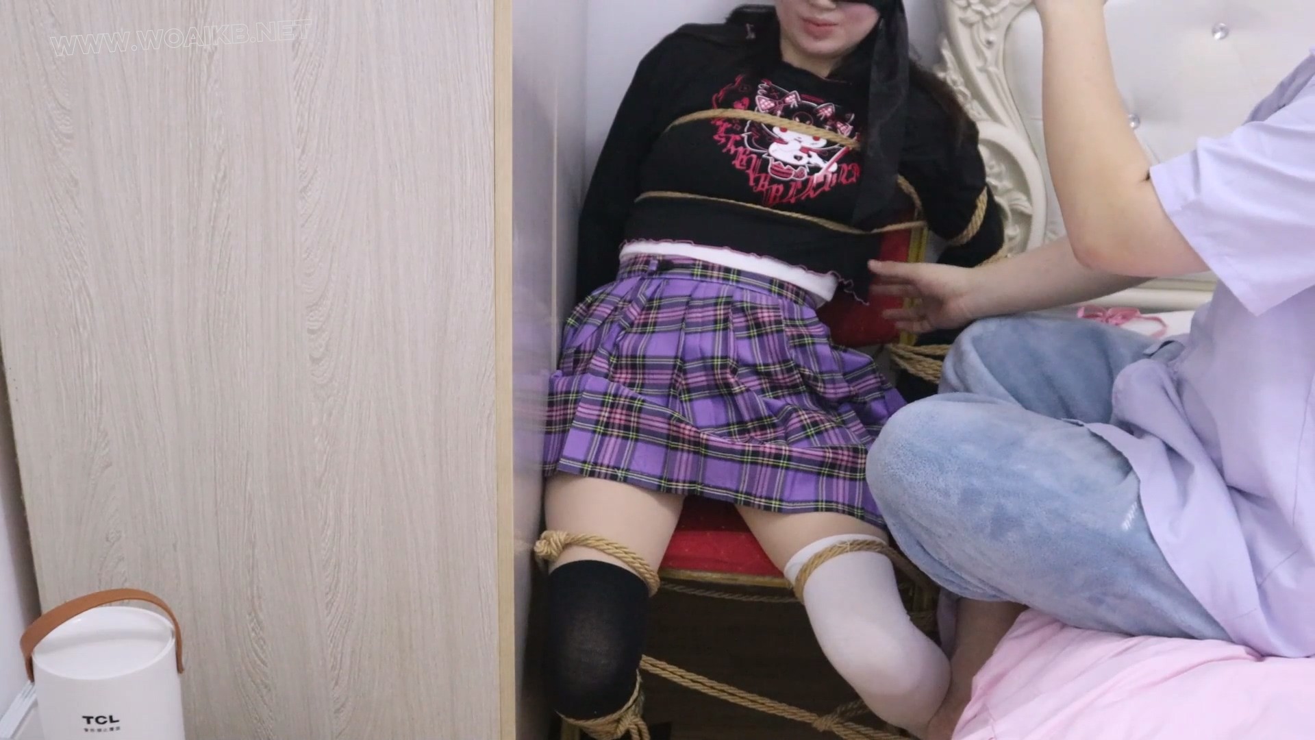 少女I黑白双丝袜双鞋的短裙装扮，被绑在椅子上无助的呻吟，蒙住眼睛，定期来接受主 预览图