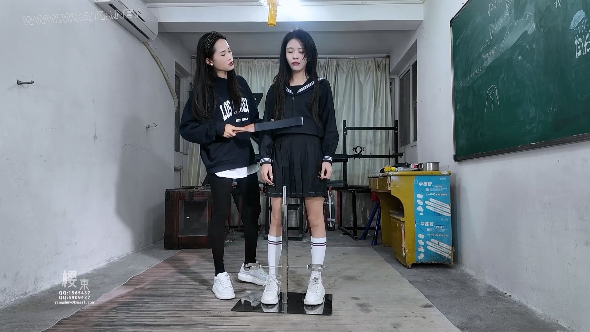 女学生欺负同学被报复！开腿直臂吊缚棒棒皮鞭羞耻折磨！开口器开口强灌柠檬汁口水… 封面图