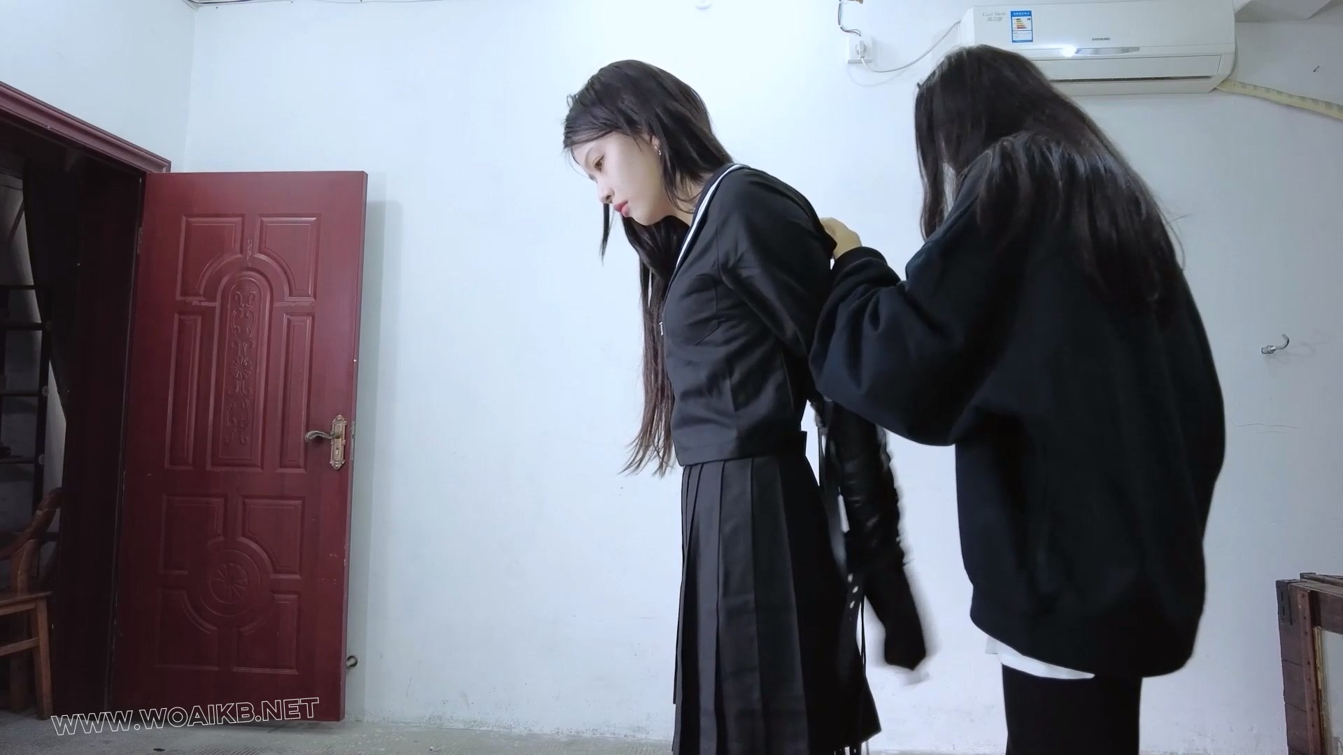 女学生欺负同学被报复！开腿直臂吊缚棒棒皮鞭羞耻折磨！开口器开口强灌柠檬汁口水 预览图