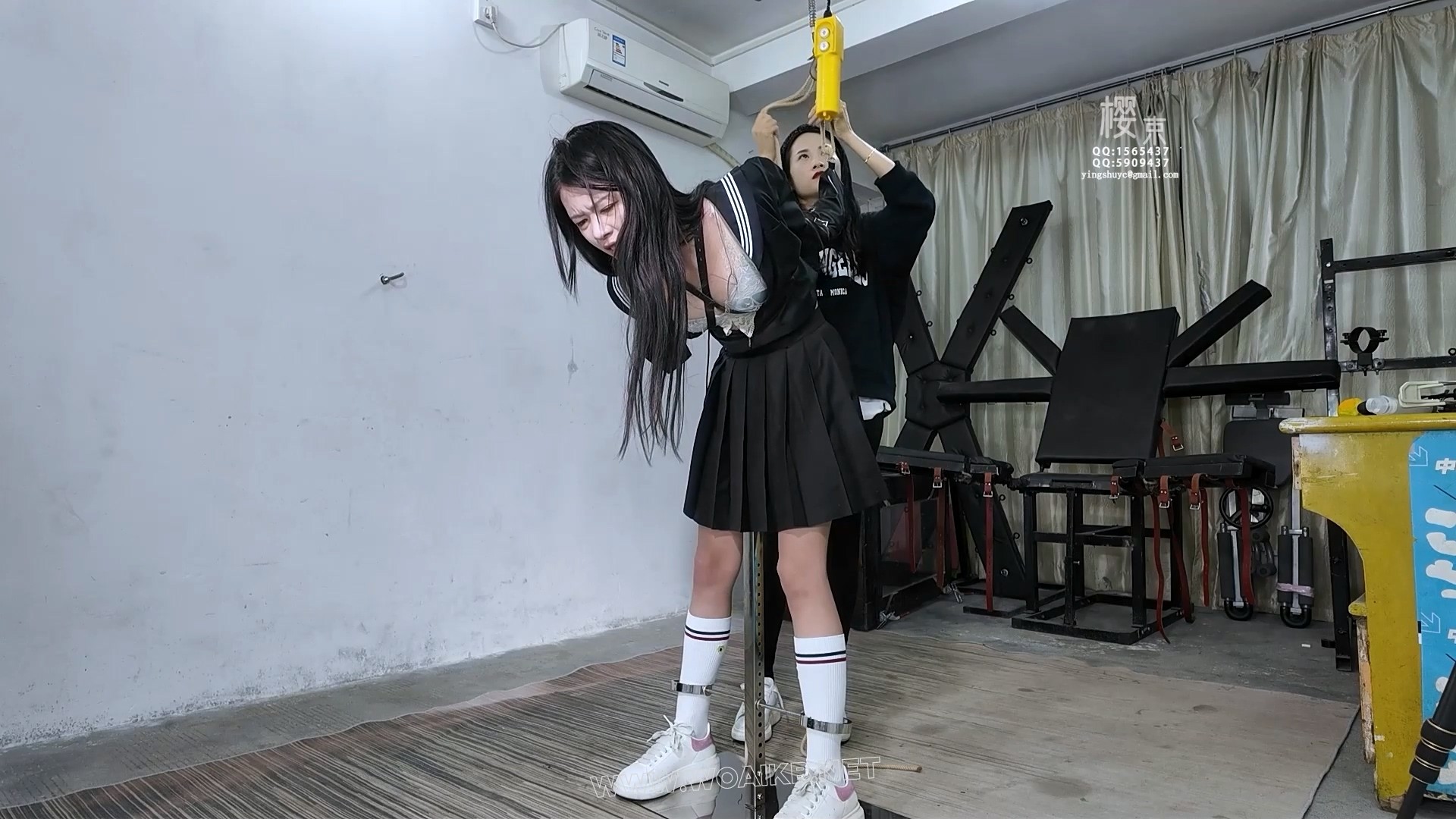 女学生欺负同学被报复！开腿直臂吊缚棒棒皮鞭羞耻折磨！开口器开口强灌柠檬汁口水 预览图