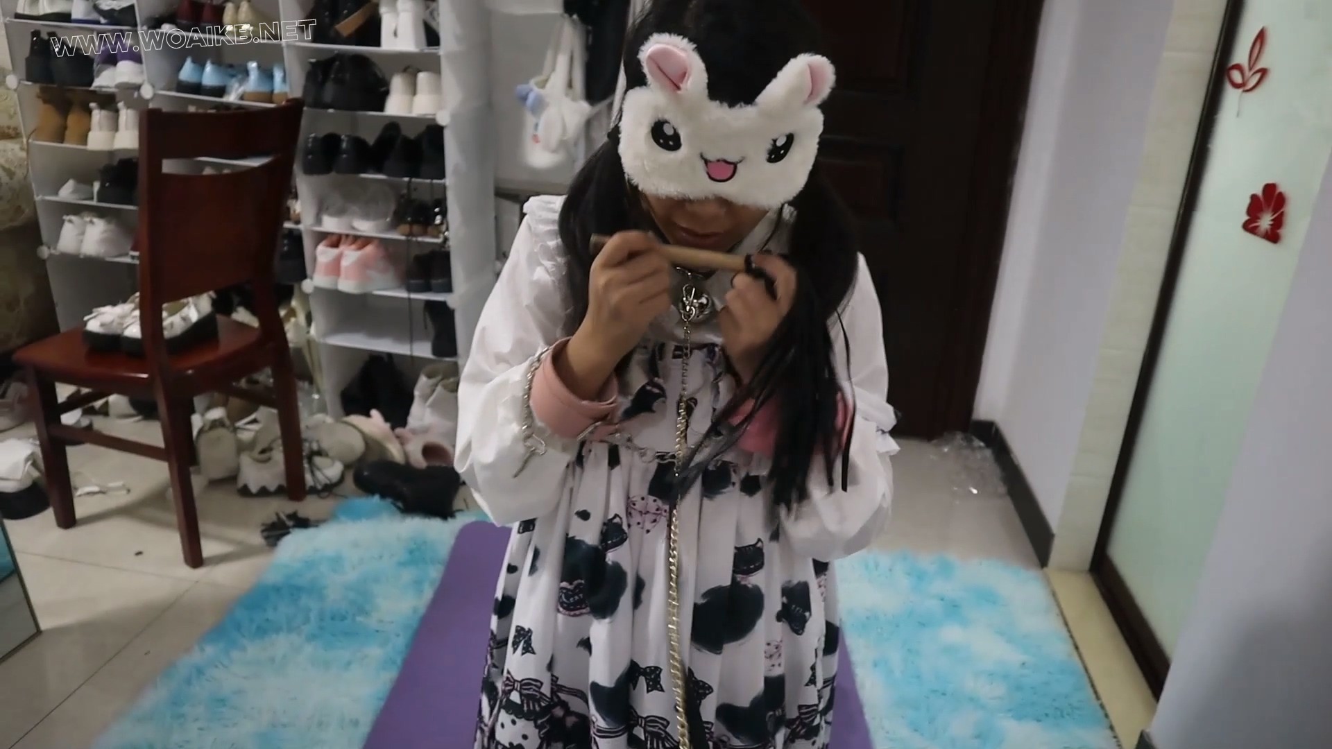 洛丽塔女仆猫的调教，原因是洛丽塔女仆穿了一双不合时宜一点不搭的帆布鞋，为了惩 预览图