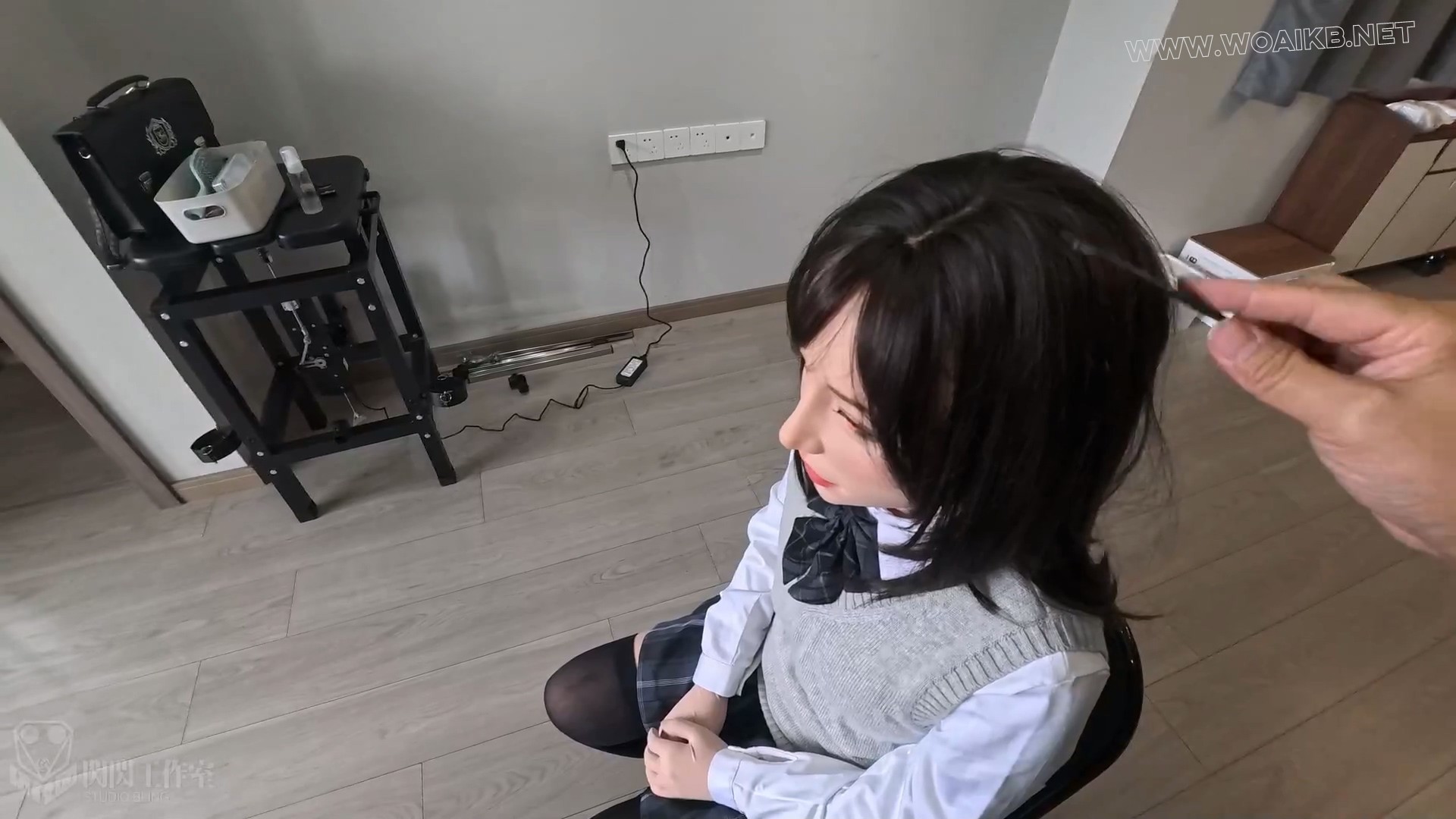 用奇怪方式呼吸的JK少女 伪装外出背包呼吸震动遥控裆部喝水拘束炮机椅 预览图