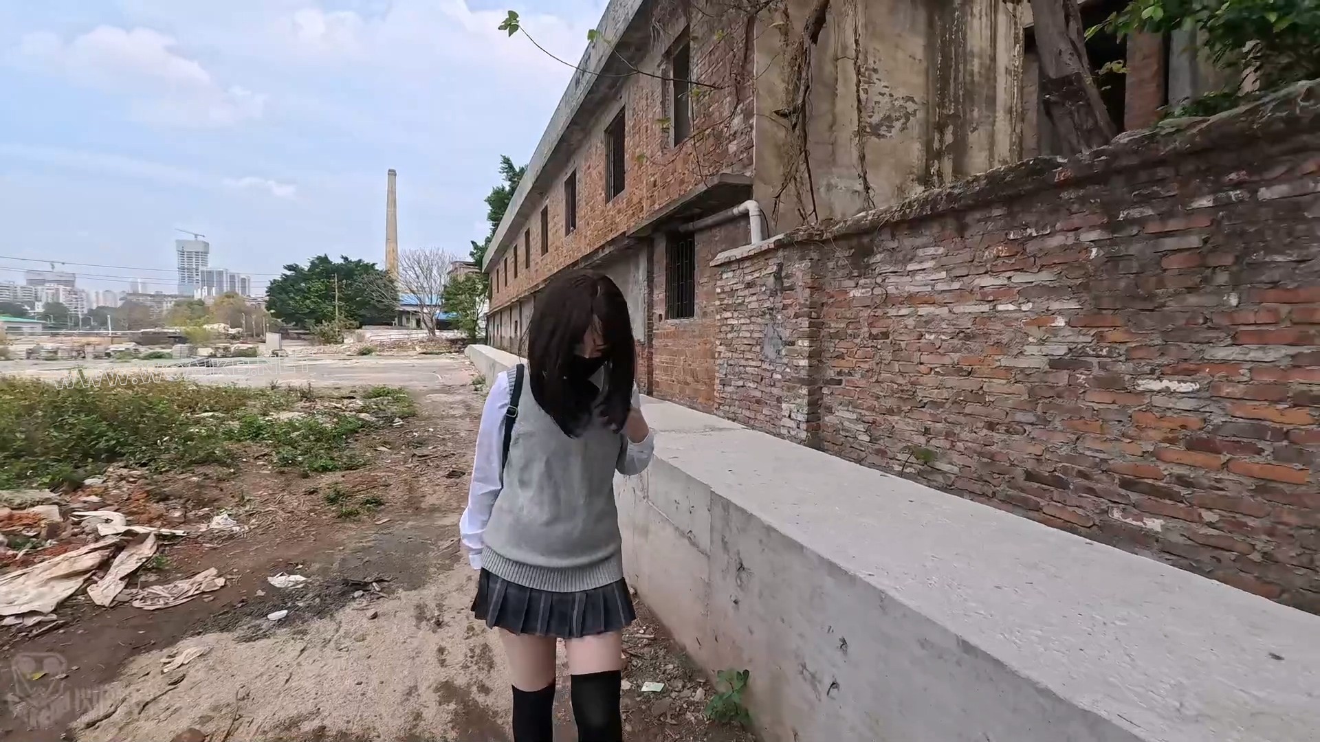 用奇怪方式呼吸的JK少女 伪装外出背包呼吸震动遥控裆部喝水拘束炮机椅 预览图