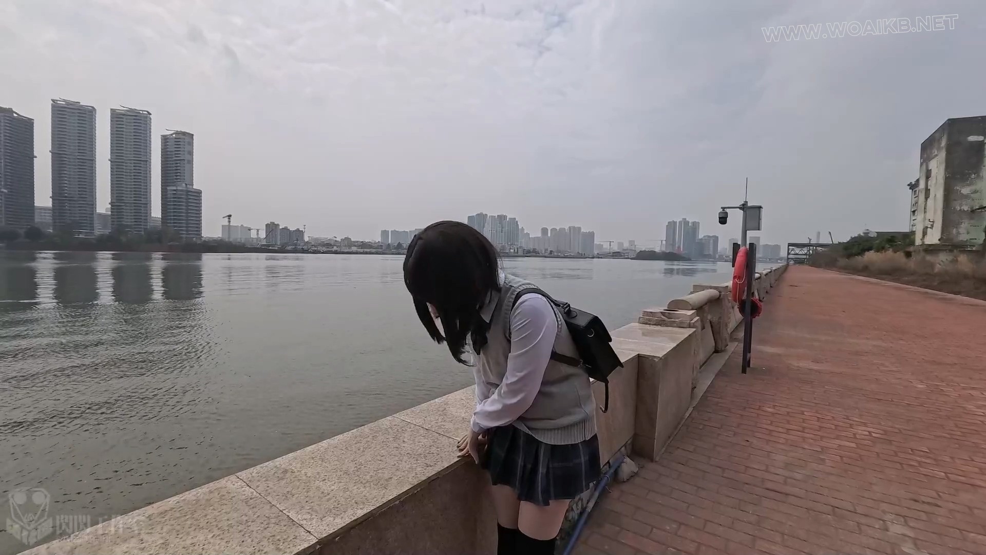 用奇怪方式呼吸的JK少女 伪装外出背包呼吸震动遥控裆部喝水拘束炮机椅 预览图