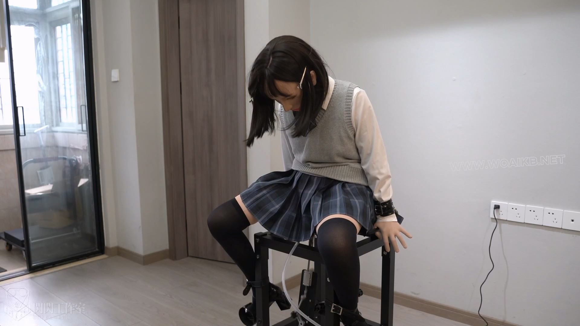 用奇怪方式呼吸的JK少女 伪装外出背包呼吸震动遥控裆部喝水拘束炮机椅 预览图