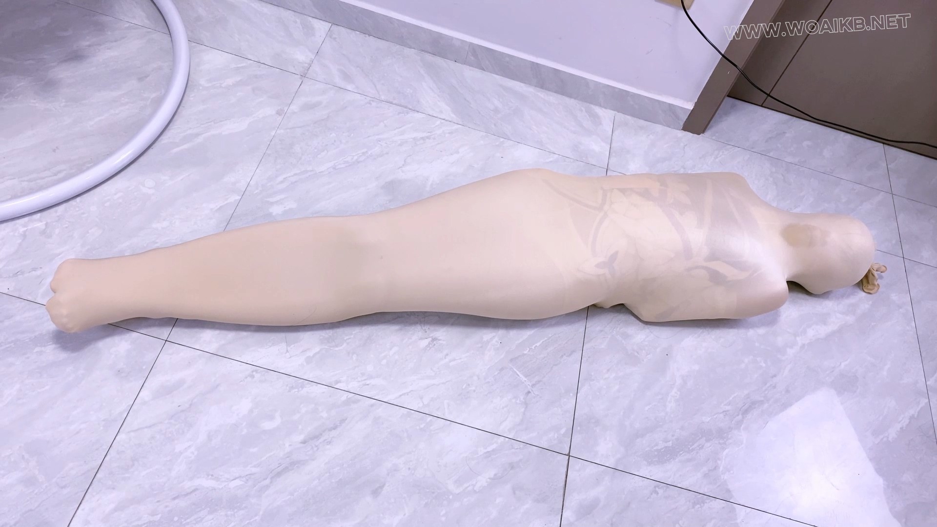 《全包束缚》-小乔时之魔女c服被入室捂晕绑架+丝袜捆绑+驷马挣扎+tk+白丝脚+被连续 预览图