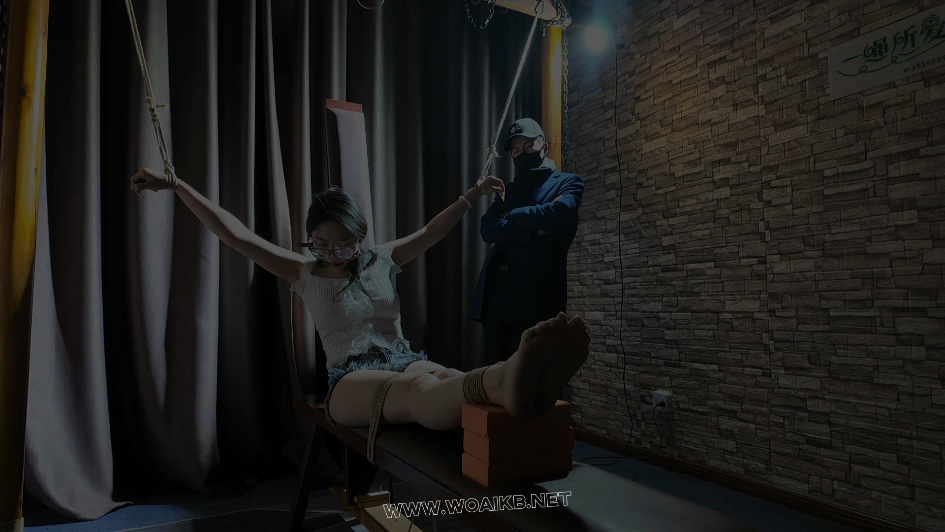 《卢曼莹老虎凳各种堵嘴挠痒》 预览图