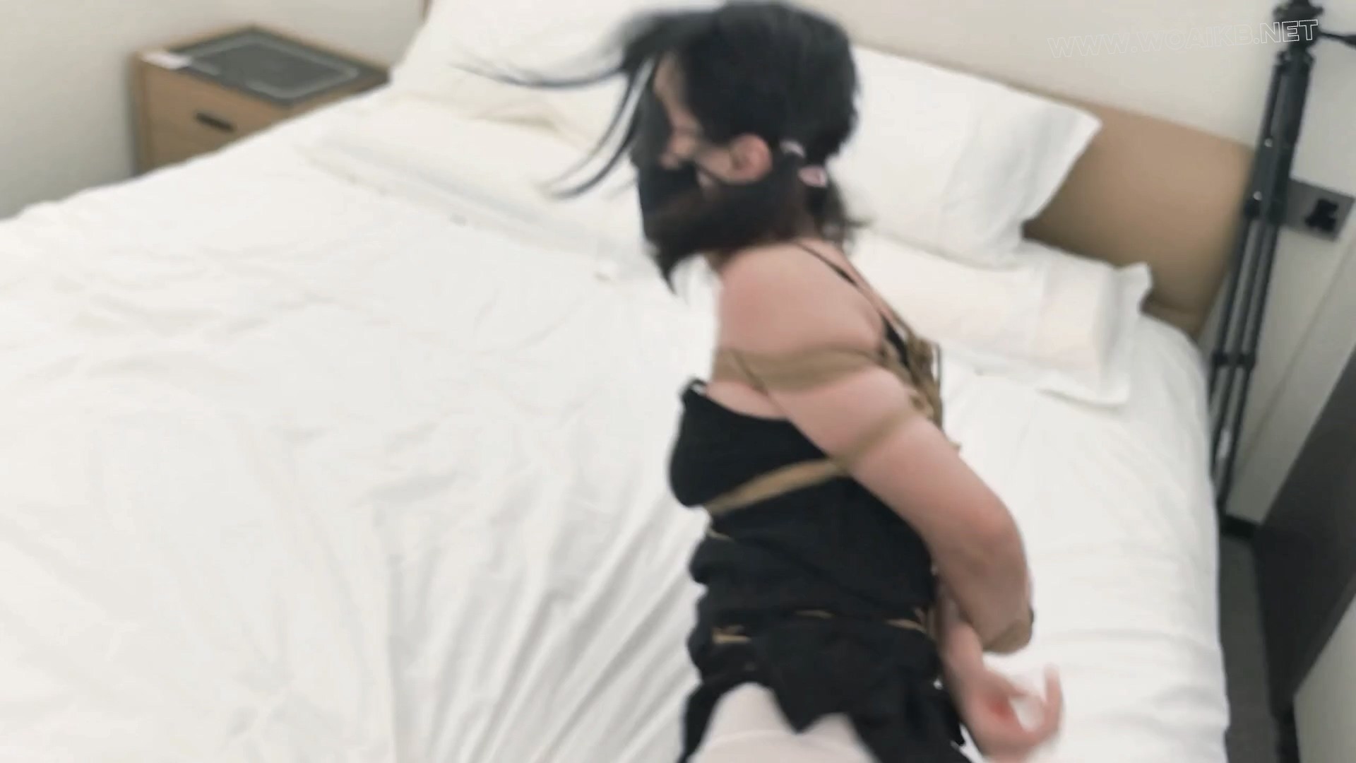 【日龟？】日式+龟甲结合变种绑法，黑色吊带裙+白丝袜，足部按摩+TK+跪行+耳光，自 预览图