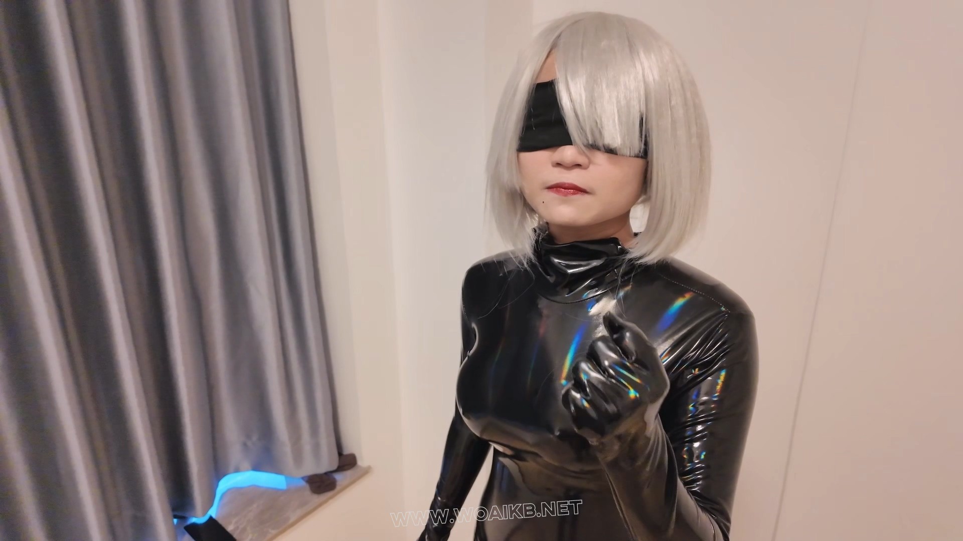 执行卧底任务的巨胸胶衣2B小姐姐为黑匣子口咬高跟鞋被敌人玷污 预览图