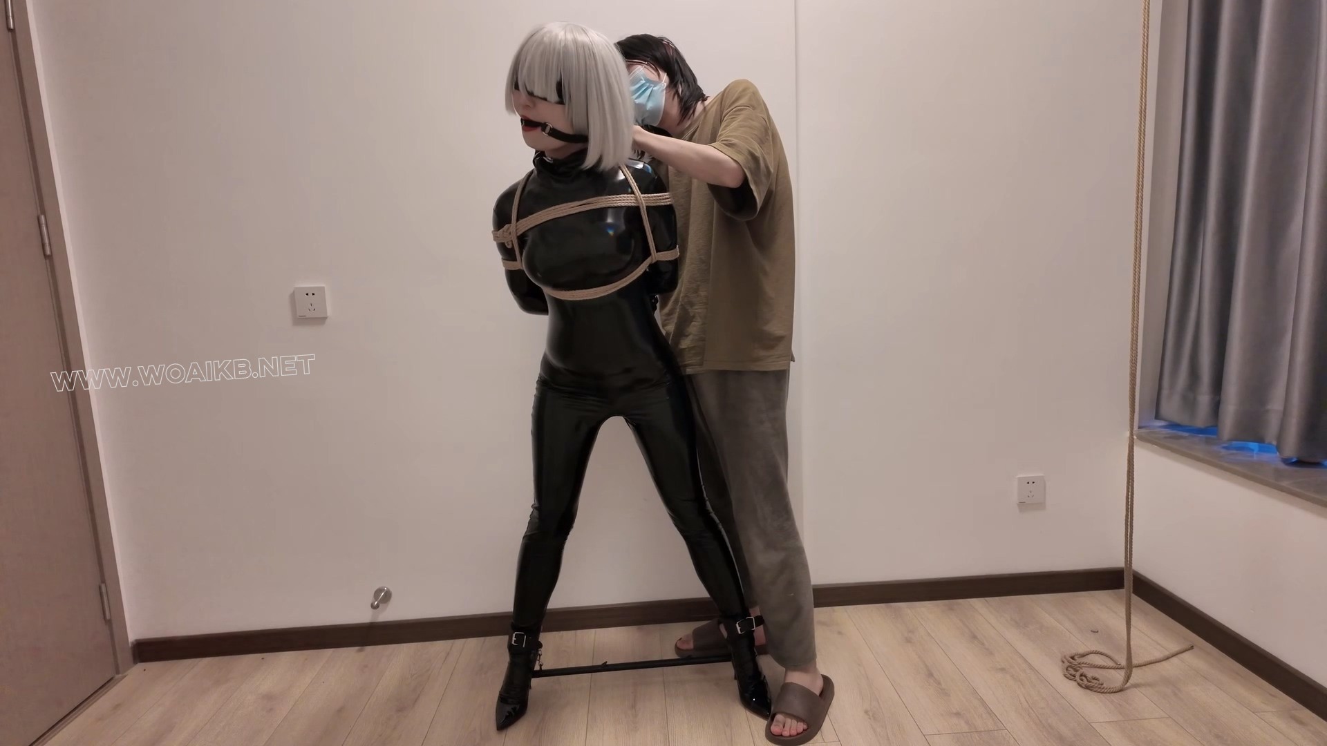 执行卧底任务的巨胸胶衣2B小姐姐为黑匣子口咬高跟鞋被敌人玷污 预览图