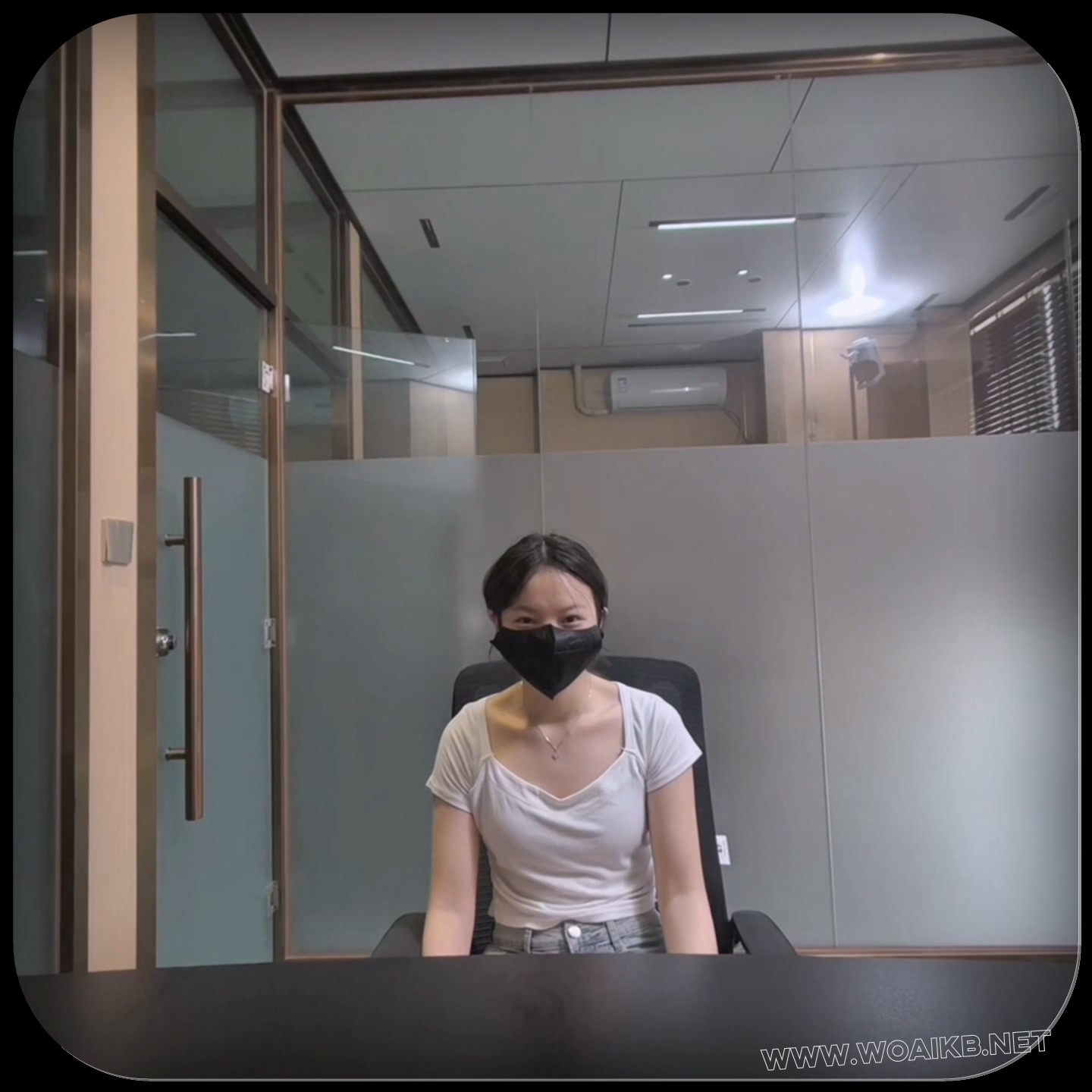 小鱼迟到被到办公室，为了不让经理扣工资，让经理肆意凌辱，丢下了尊严 预览图