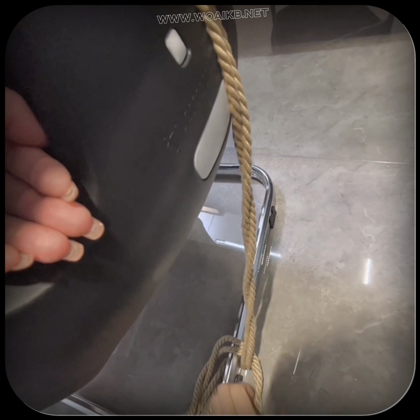 小鱼迟到被到办公室，为了不让经理扣工资，让经理肆意凌辱，丢下了尊严 预览图