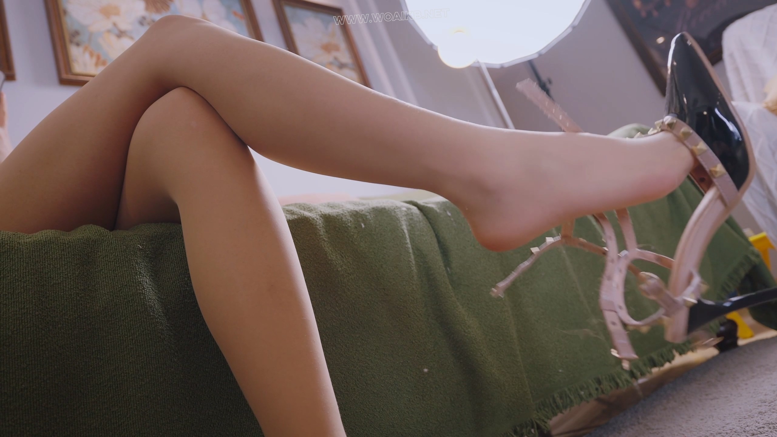 《调教女M 4》平常高冷的女神私底下是一个女M，偷偷在家舔舐丝袜，自缚捆绑好紫慰 预览图