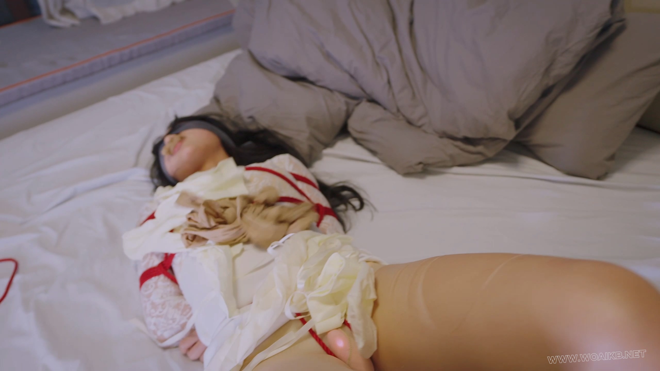 《调教女M 4》平常高冷的女神私底下是一个女M，偷偷在家舔舐丝袜，自缚捆绑好紫慰 预览图