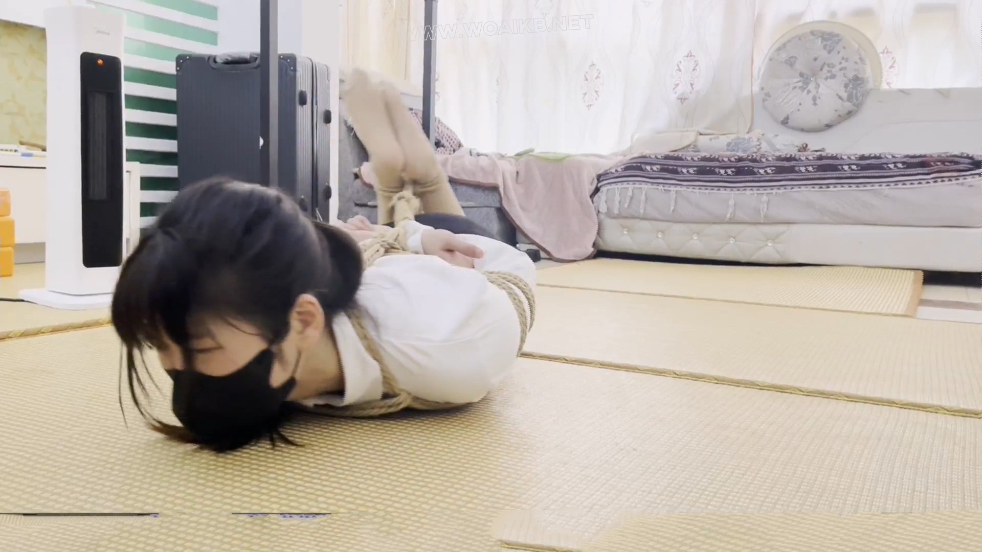 【佳怡】定拍 女孩被坏人捆在凳子上加砖折磨 不仅这样还被捆成驷马好好折磨后装箱带走 预览图
