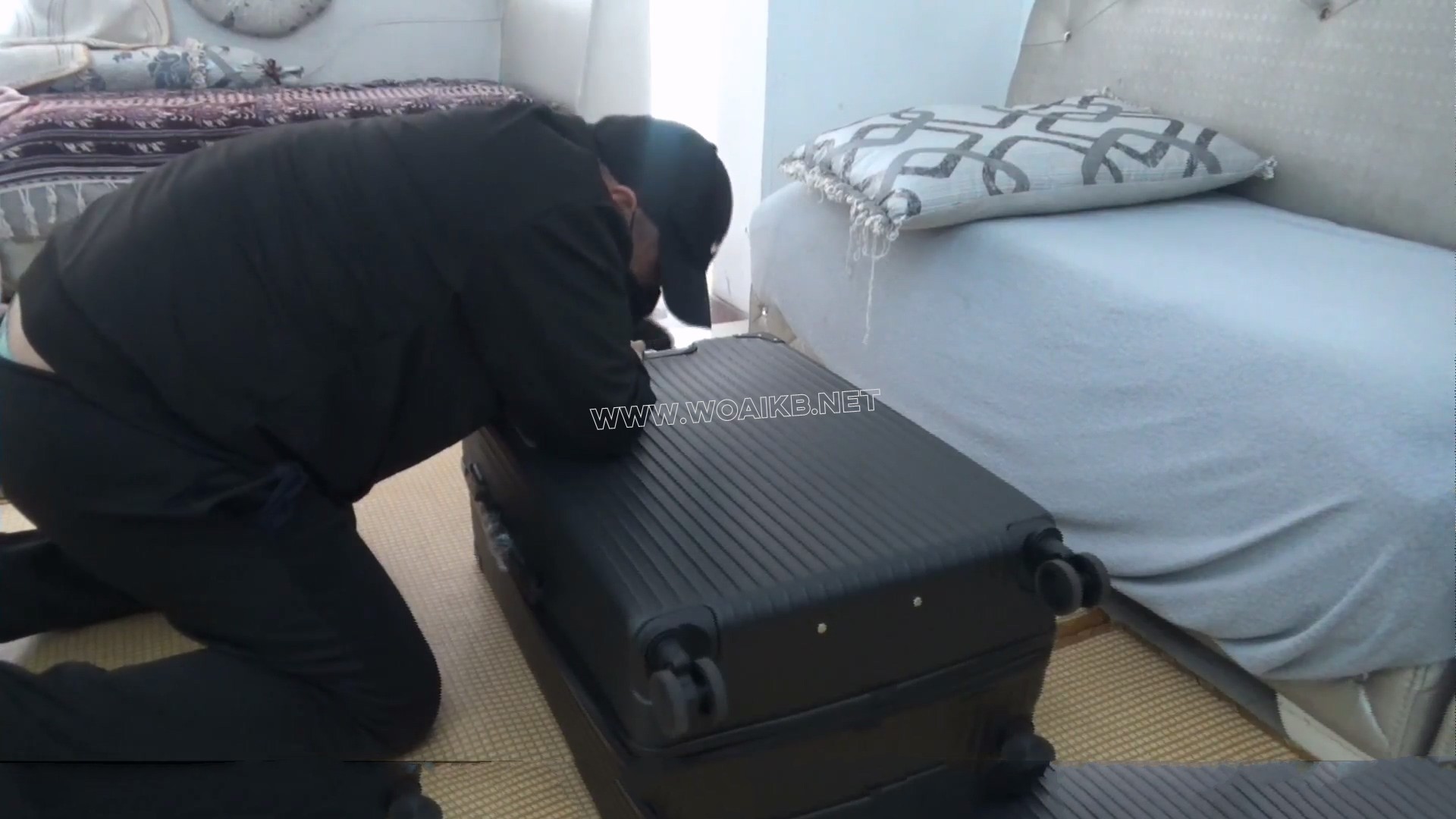 【佳怡】定拍 女孩被坏人捆在凳子上加砖折磨 不仅这样还被捆成驷马好好折磨后装箱带走 预览图