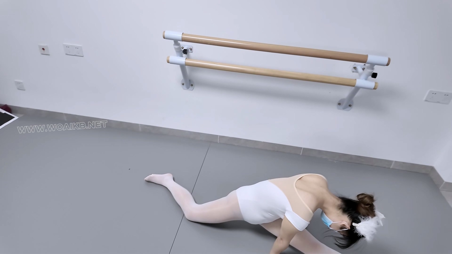 极限软开折磨芭蕾少女踩胯横竖一字马钻脚心压脚背到红温抽筋晕厥 预览图