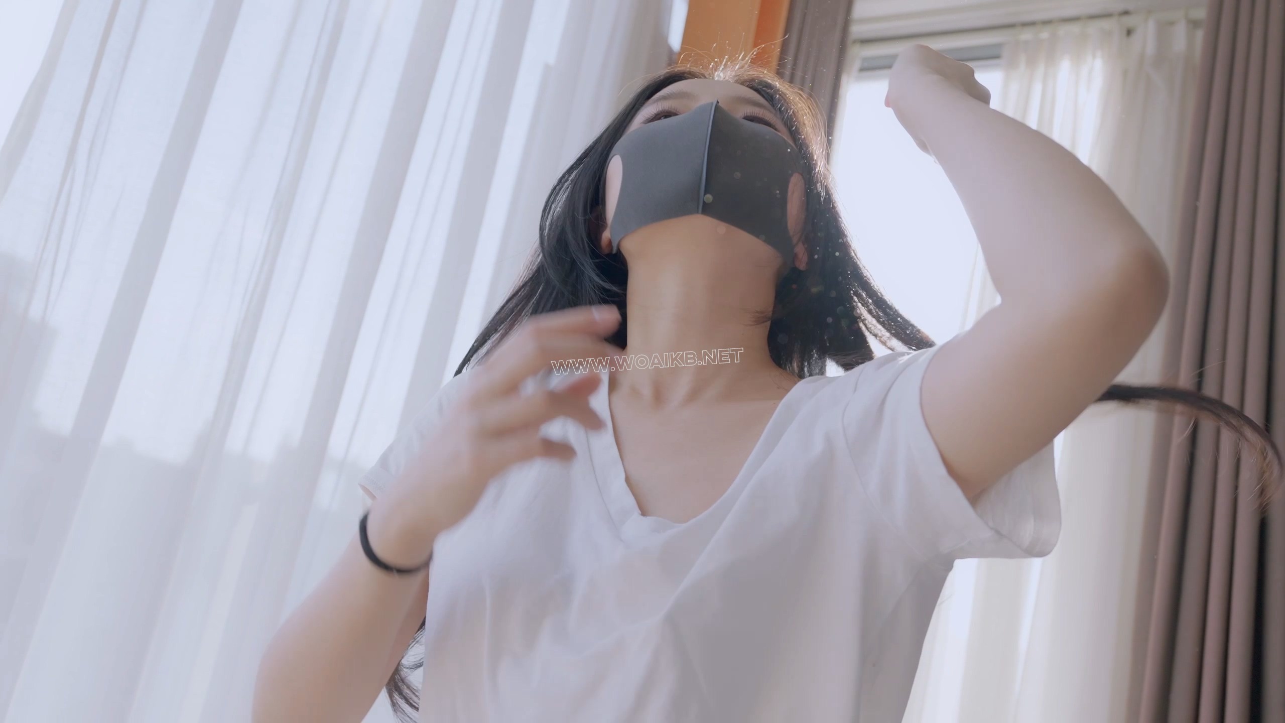 《调教女M5》美女外出散步被跟踪捂晕，醒来已被驷马绑好+棒棒羔潮+丝袜勒嘴叠加胶 预览图