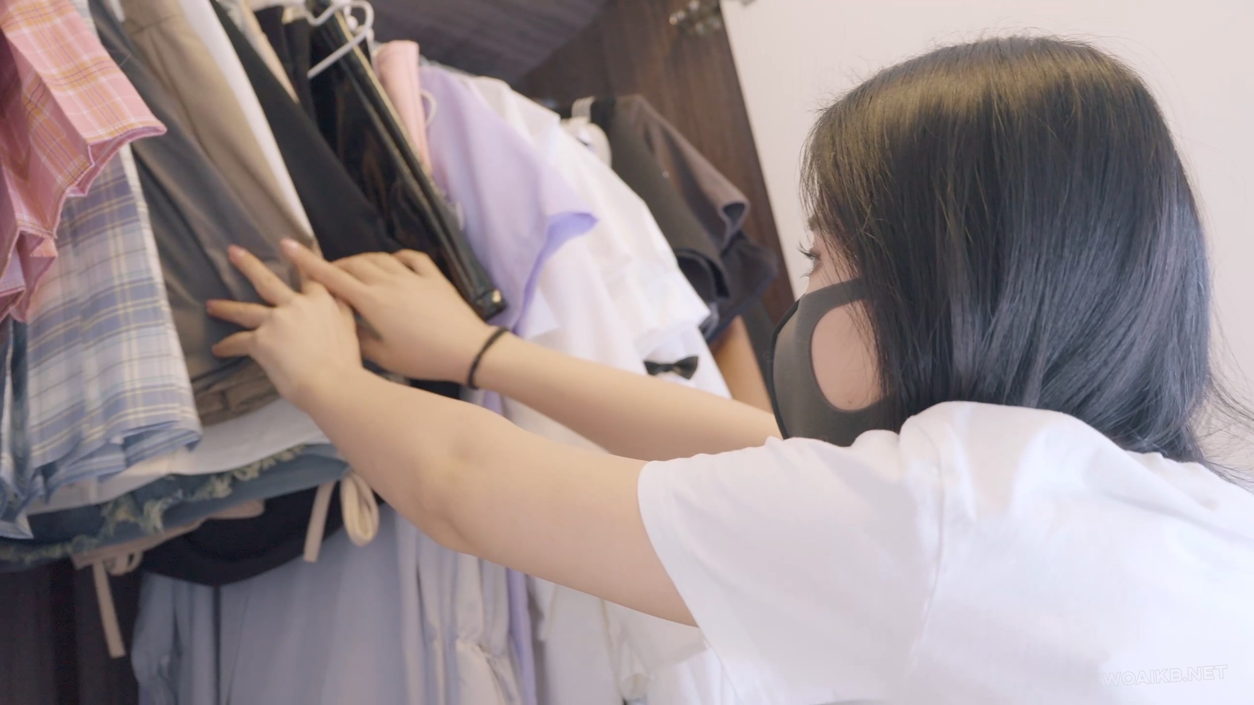 《调教女M5》美女外出散步被跟踪捂晕，醒来已被驷马绑好+棒棒羔潮+丝袜勒嘴叠加胶… 封面图