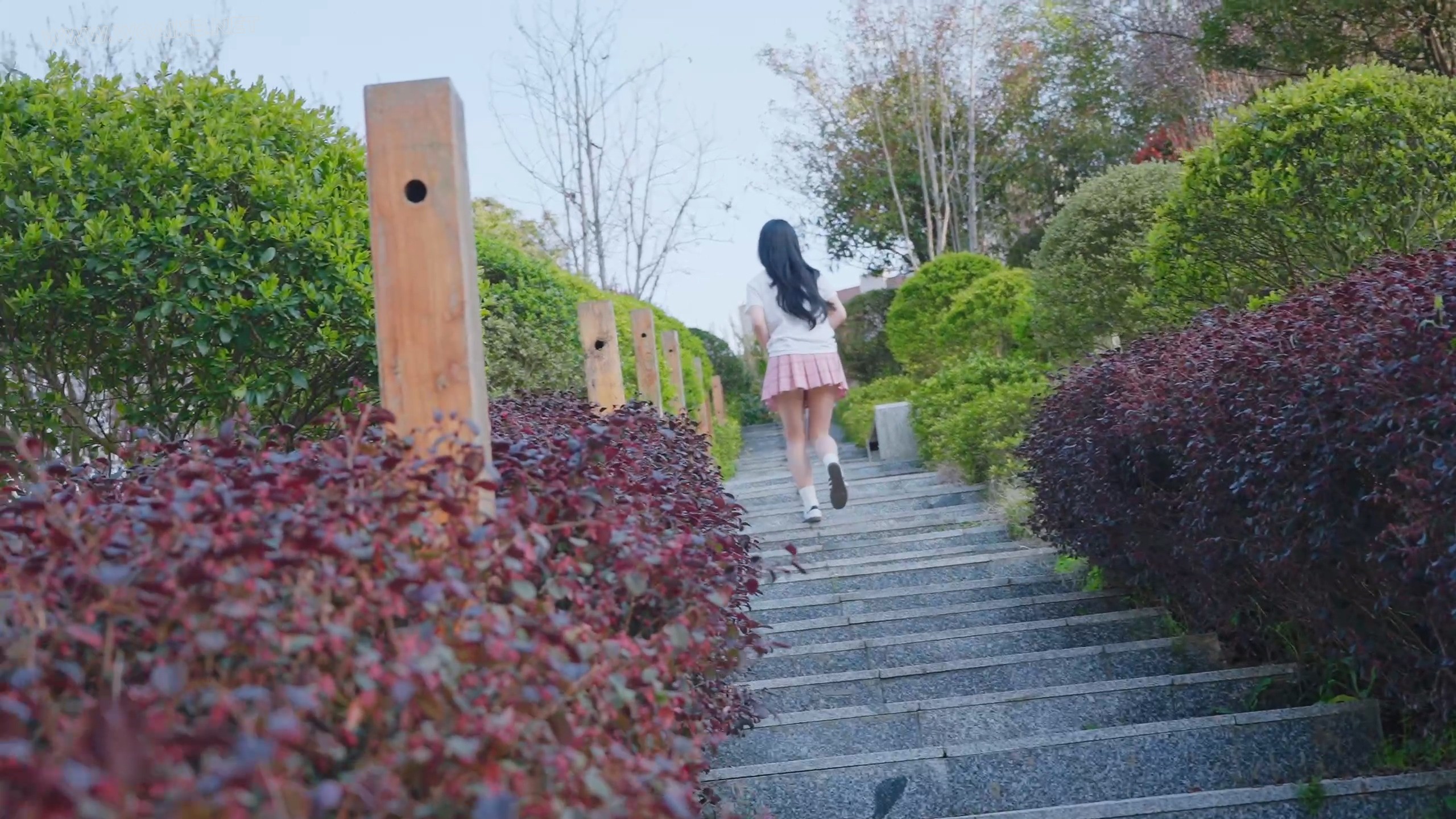 《调教女M5》美女外出散步被跟踪捂晕，醒来已被驷马绑好+棒棒羔潮+丝袜勒嘴叠加胶 预览图