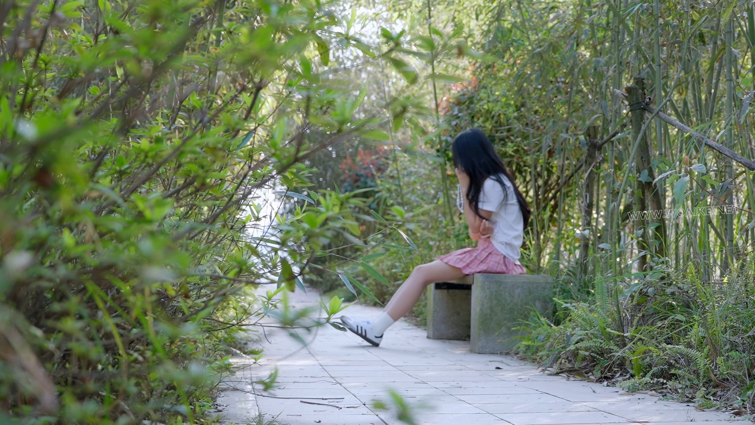 《调教女M5》美女外出散步被跟踪捂晕，醒来已被驷马绑好+棒棒羔潮+丝袜勒嘴叠加胶 预览图