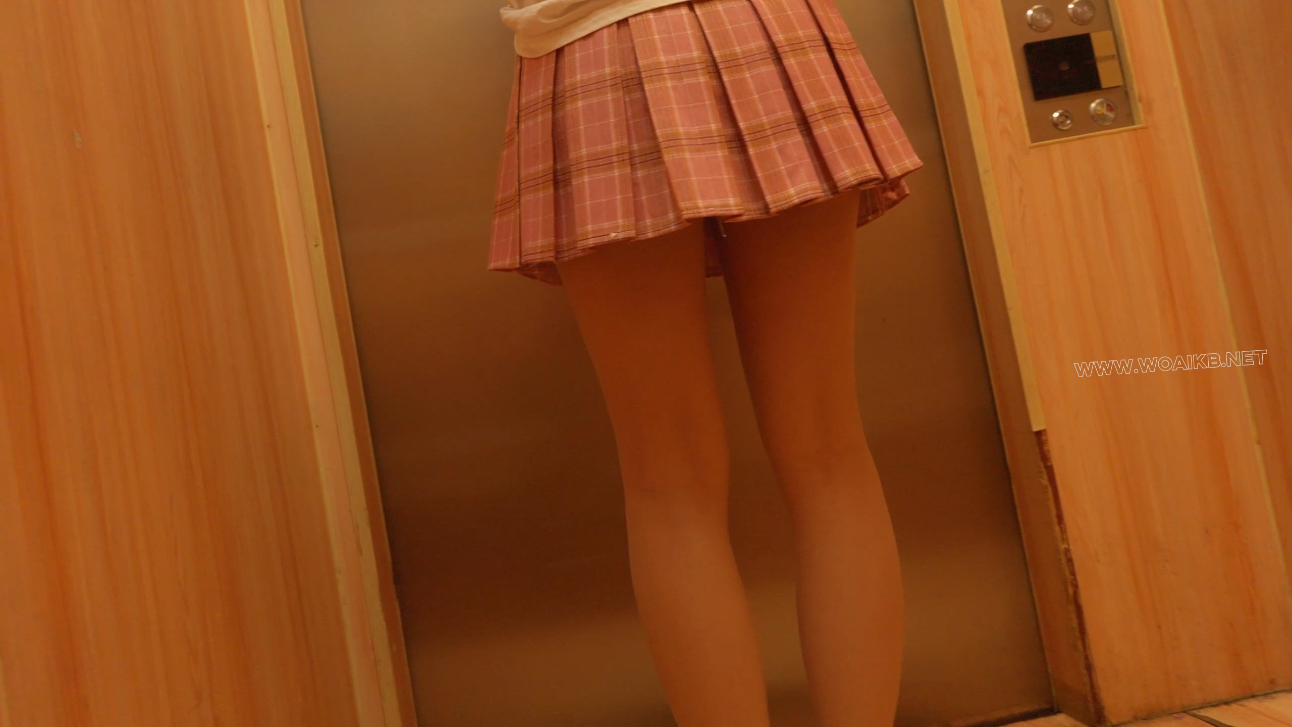《调教女M5》美女外出散步被跟踪捂晕，醒来已被驷马绑好+棒棒羔潮+丝袜勒嘴叠加胶 预览图