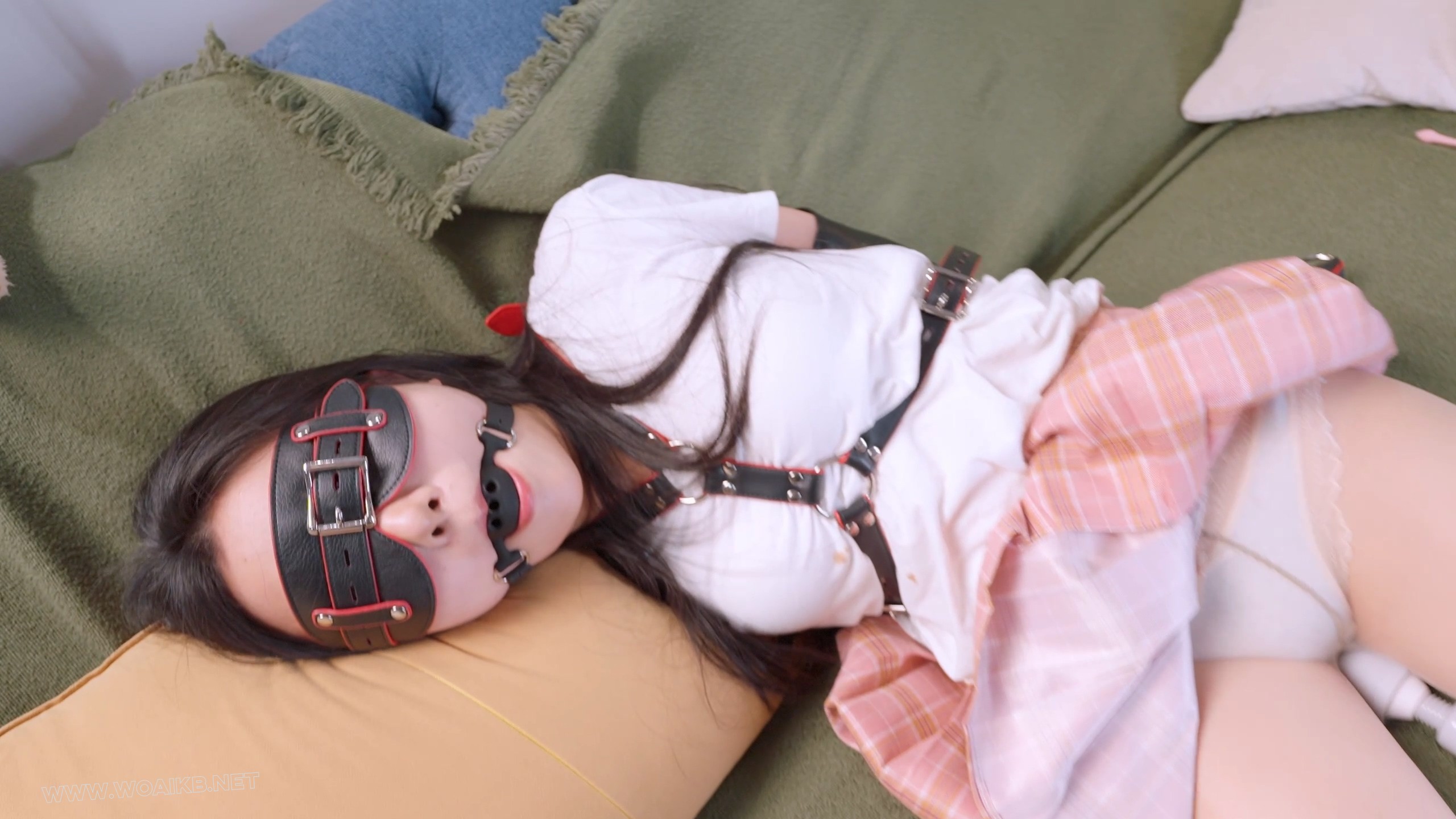 《调教女M5》美女外出散步被跟踪捂晕，醒来已被驷马绑好+棒棒羔潮+丝袜勒嘴叠加胶 预览图